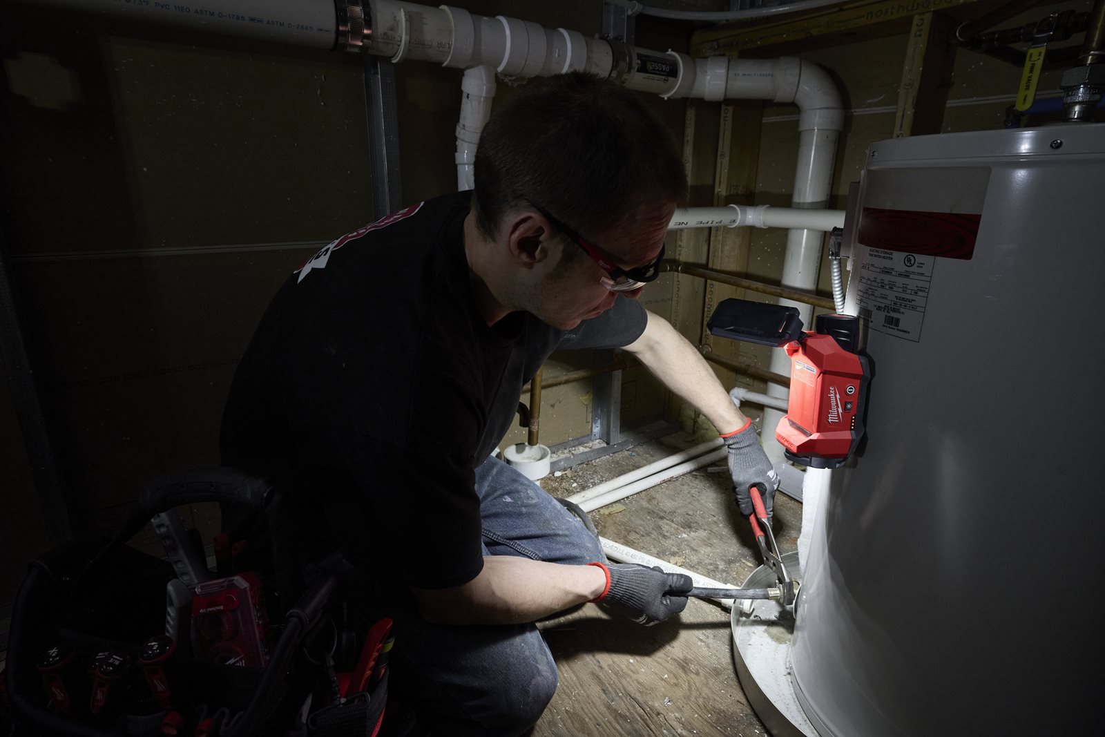 Lampă multi-direcțională M12 compatibilă PACKOUT Milwaukee M12 ALIP-0 - in utilizare 8