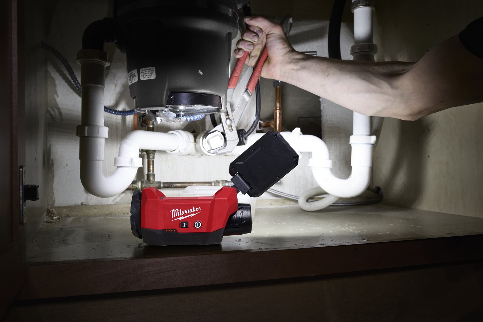 Lampă multi-direcțională M12 compatibilă PACKOUT Milwaukee M12 ALIP-0 - in utilizare 9