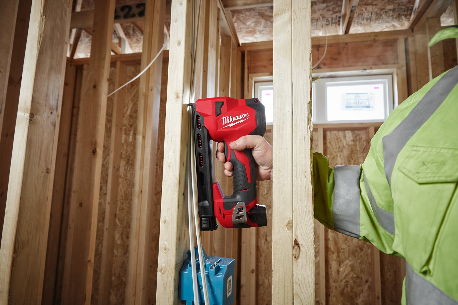 Pistol de fixare subcompact a cablurilor cu capse M12 Milwaukee M12 BCST-0 - in utilizare 1