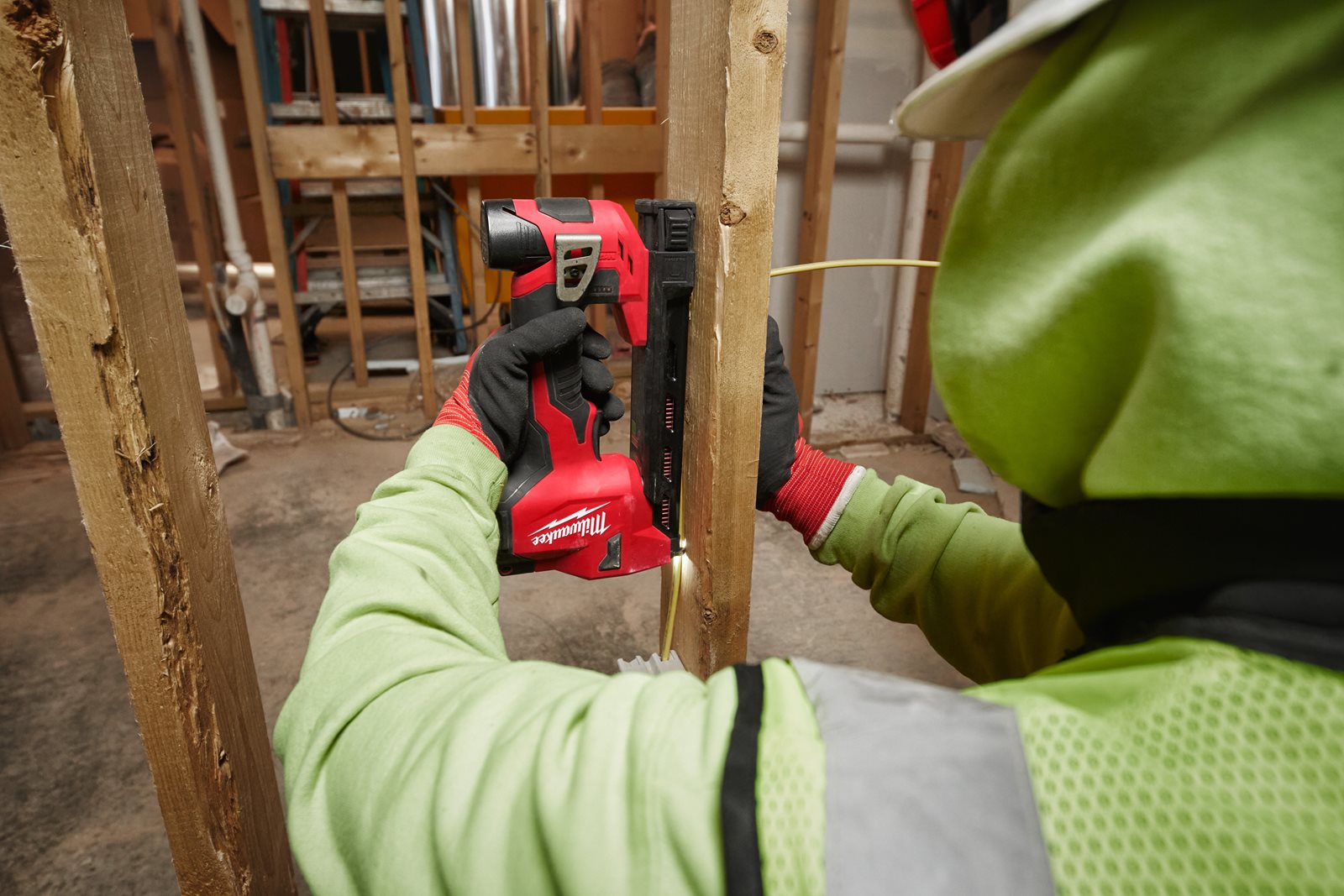 Pistol de fixare subcompact a cablurilor cu capse M12 Milwaukee M12 BCST-0 - in utilizare 2