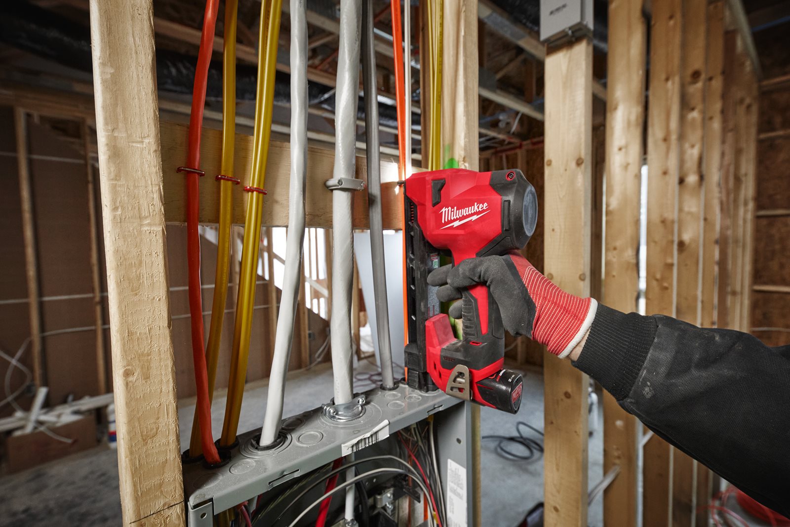 Pistol de fixare subcompact a cablurilor cu capse M12 Milwaukee M12 BCST-0 - in utilizare 3