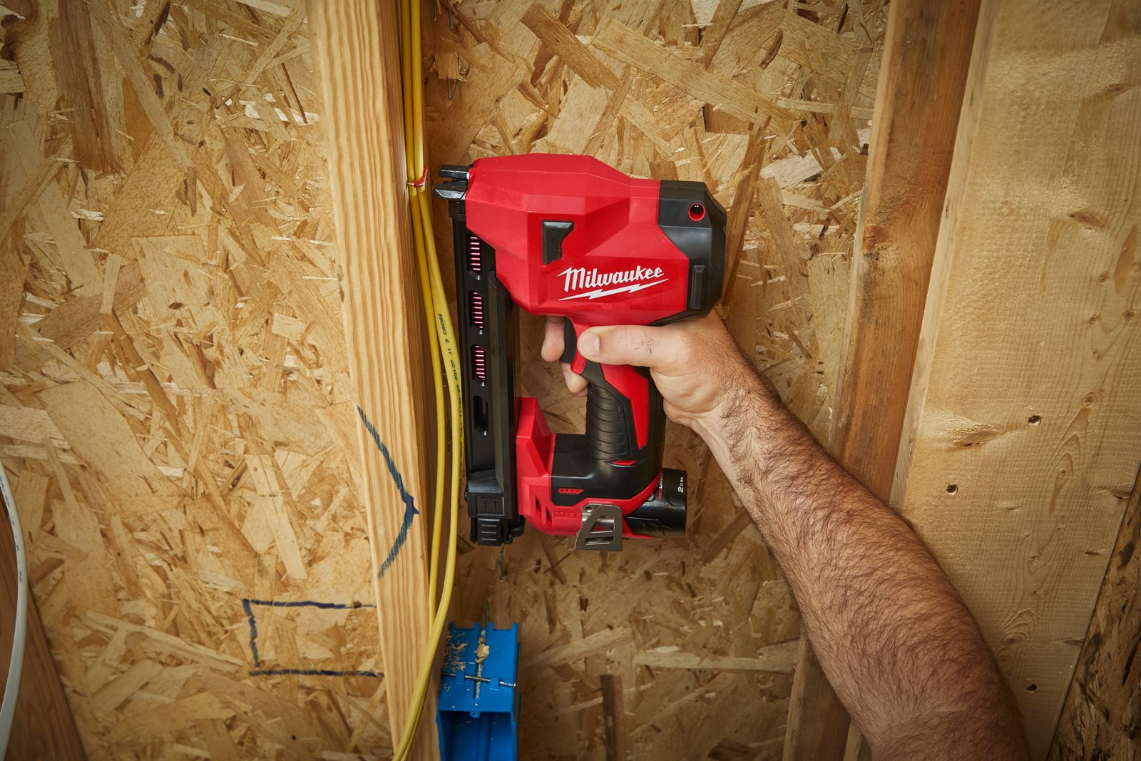 Pistol de fixare subcompact a cablurilor cu capse M12 Milwaukee M12 BCST-0 - in utilizare 5