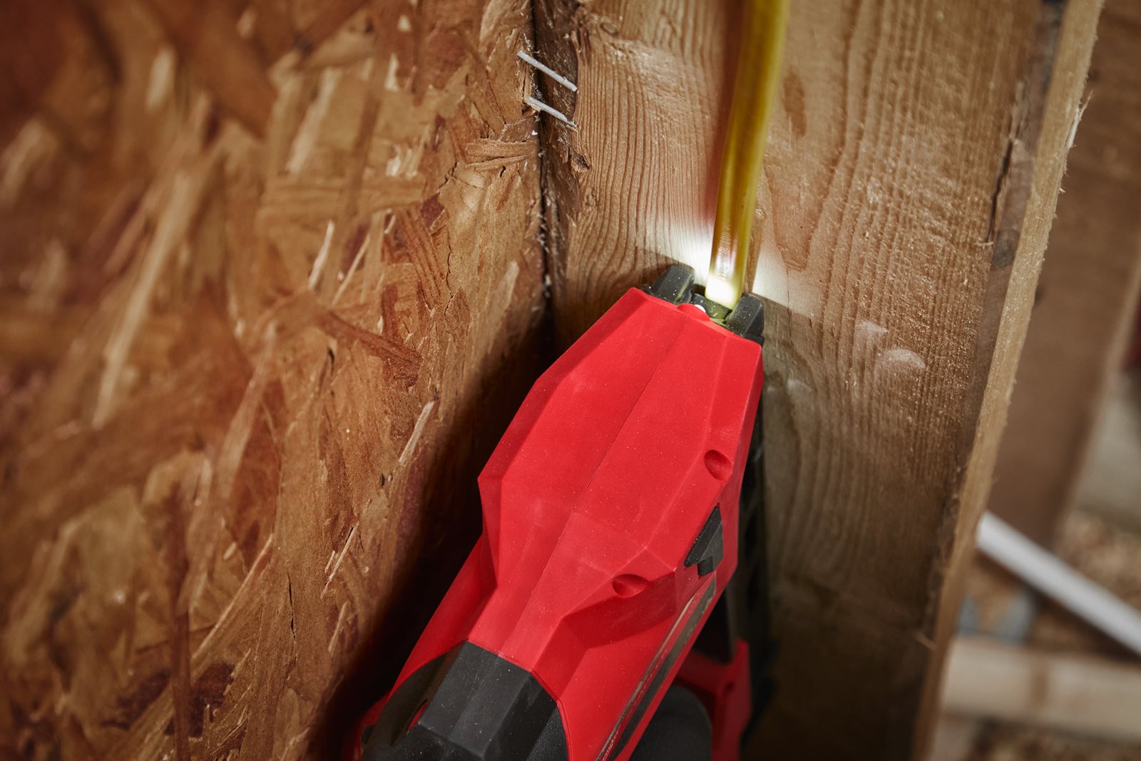 Pistol de fixare subcompact a cablurilor cu capse M12 Milwaukee M12 BCST-0 - in utilizare 6
