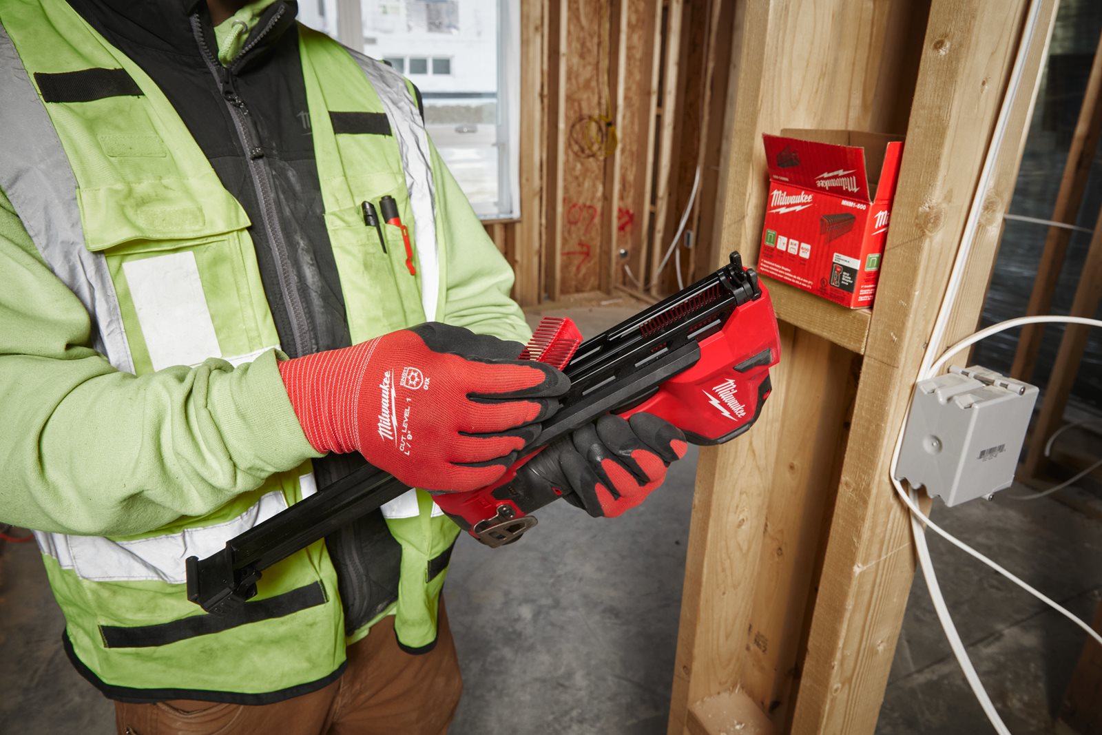 Pistol de fixare subcompact a cablurilor cu capse M12 Milwaukee M12 BCST-0 - in utilizare 7