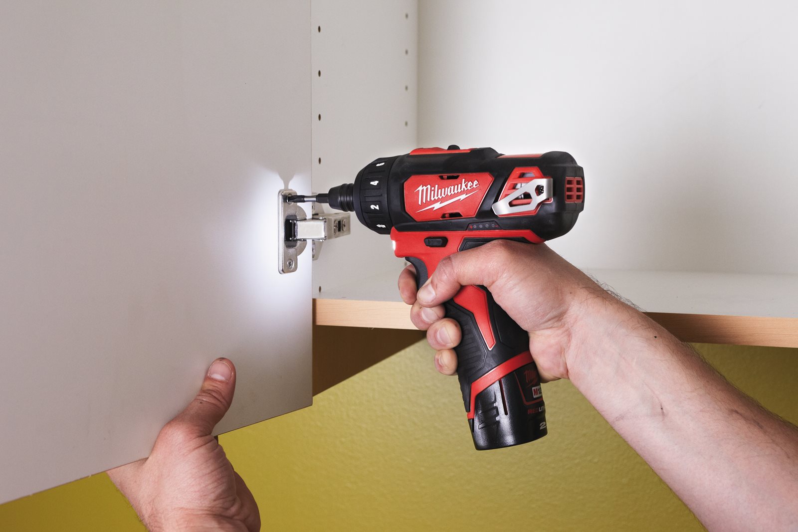 Mașină de înșurubat M12 subcompactă Milwaukee M12 BD-202C - in utilizare 1