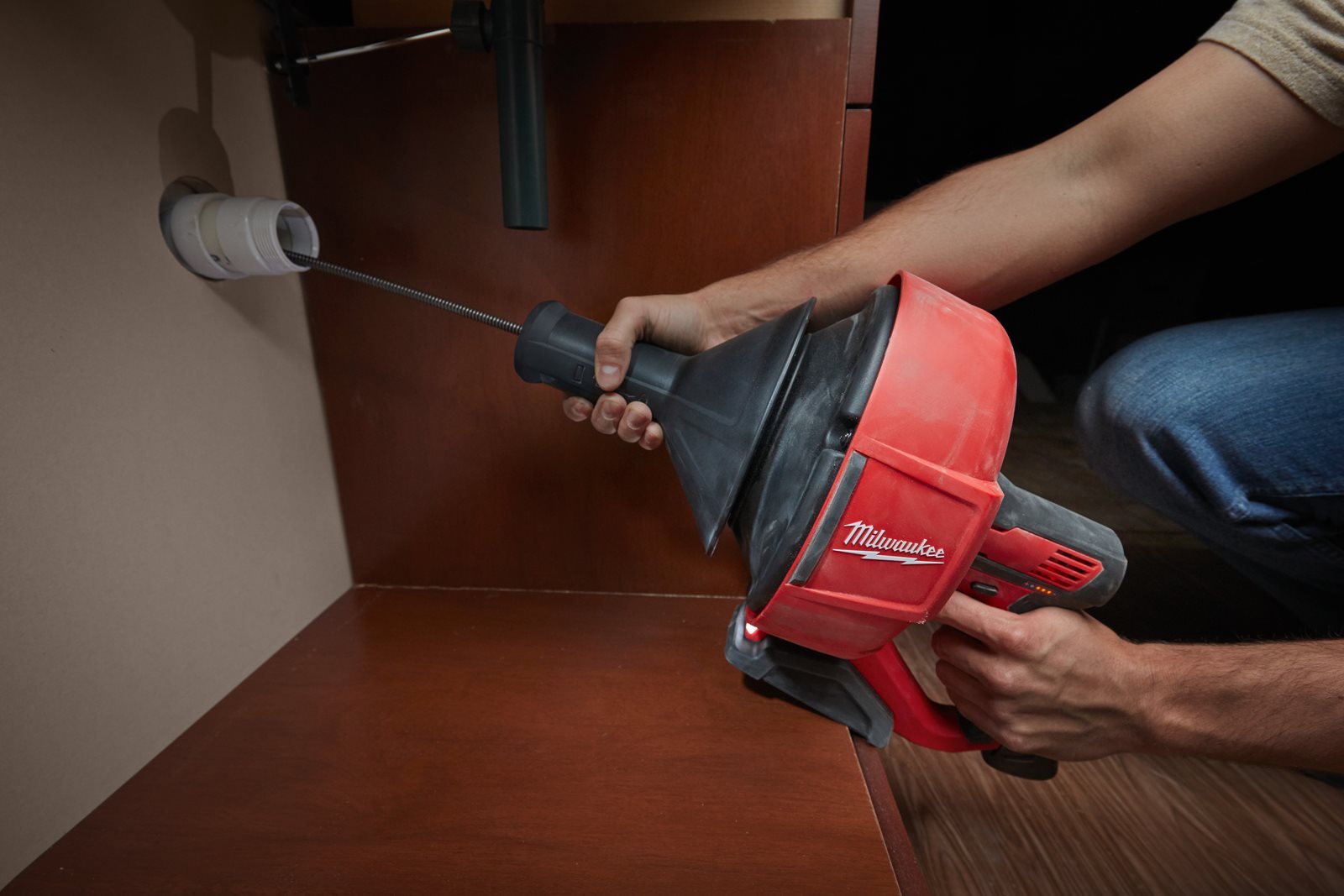 Mașină desfundat țevi subcompactă cu spirală cu diametrul de 6 mm M12 Milwaukee M12 BDC6-0C 4933451634 - in utilizare 3