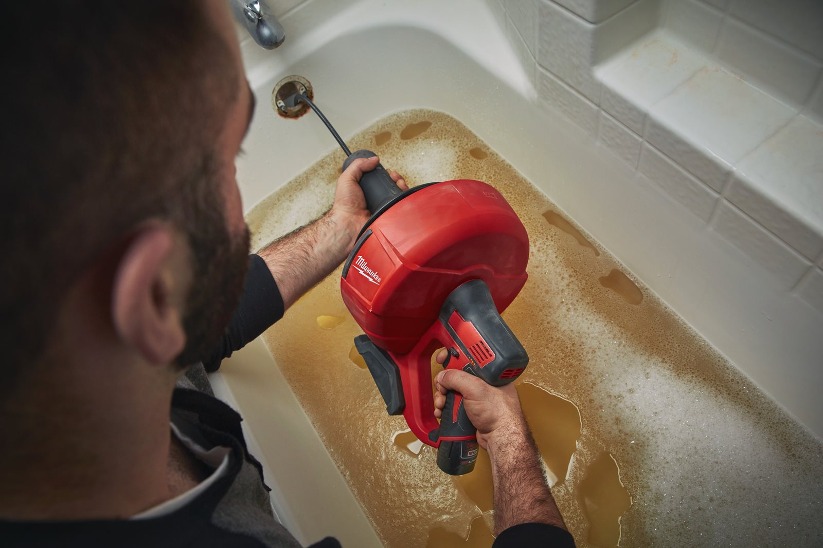 Mașină desfundat țevi subcompactă cu spirală cu diametrul de 6 mm M12 Milwaukee M12 BDC6-0C 4933451634 - in utilizare 4
