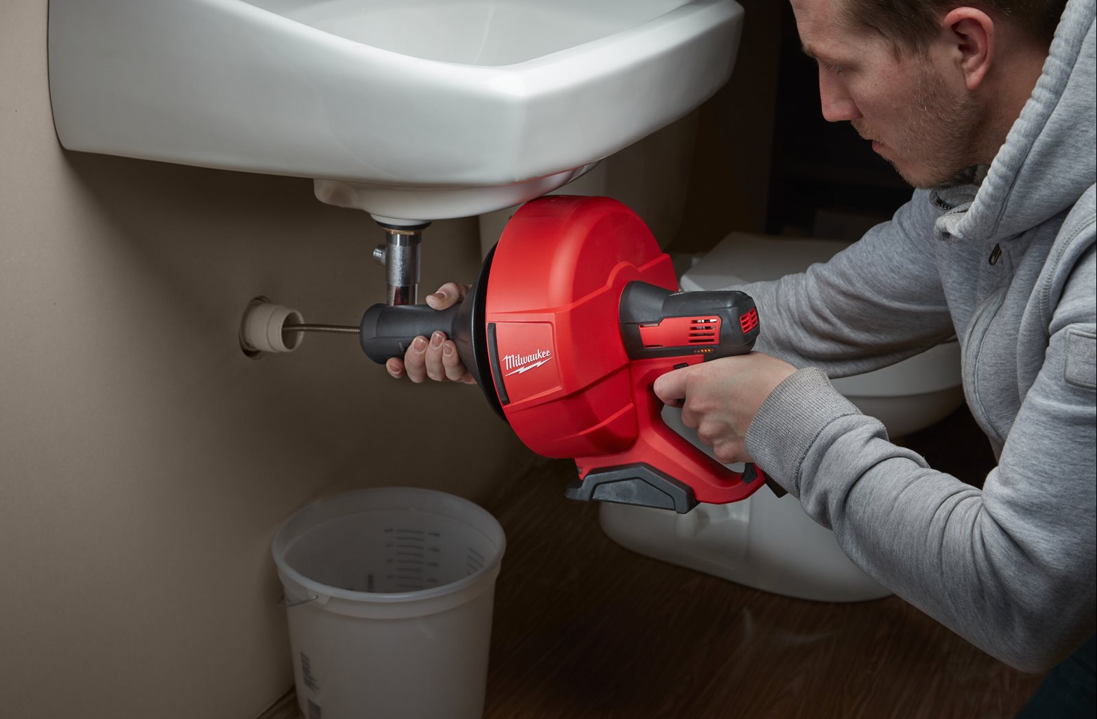 Mașină desfundat țevi subcompactă cu spirală cu diametrul de 8 mm M12 Milwaukee M12 BDC8-0C 4933451632 - in utilizare 2