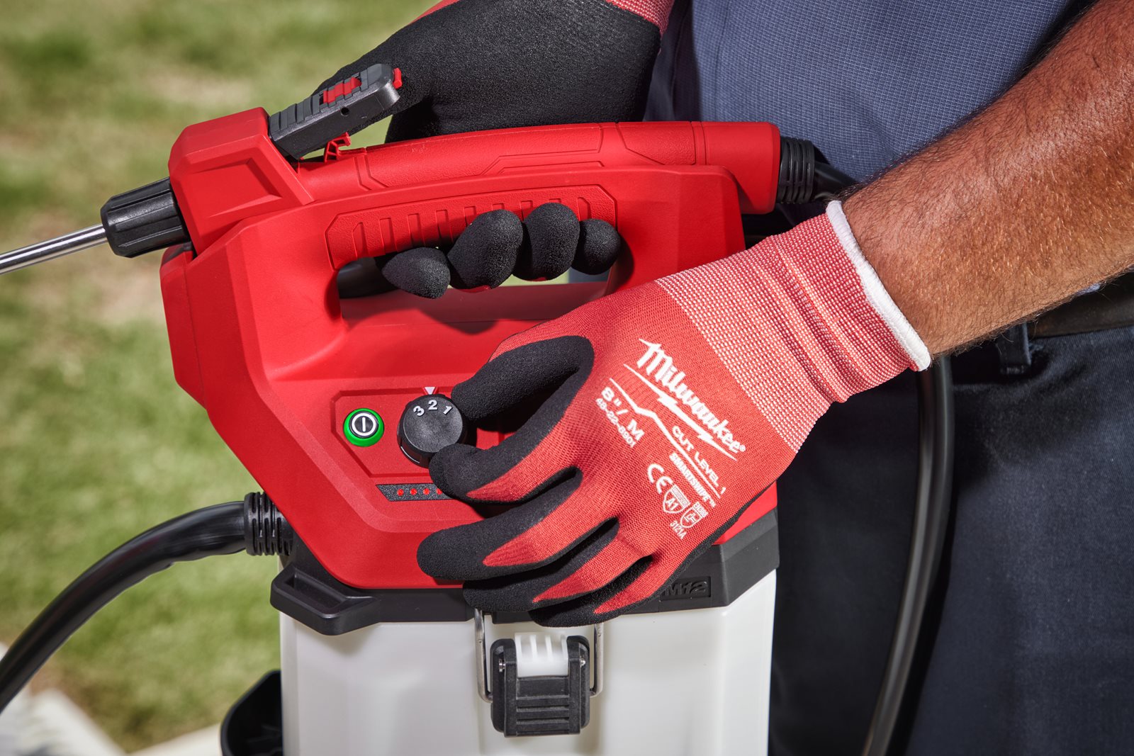 Pulverizator substanțe chimice 3.7 L M12 Milwaukee M12 BHCS3L-0 - in utilizare 2
