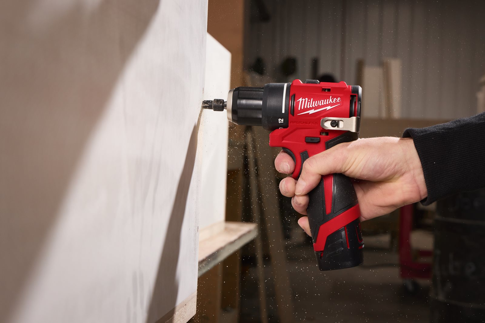 Mașină compactă de găurit, fără perii M12 Milwaukee M12 BLDDRC-0 - in utilizare 3