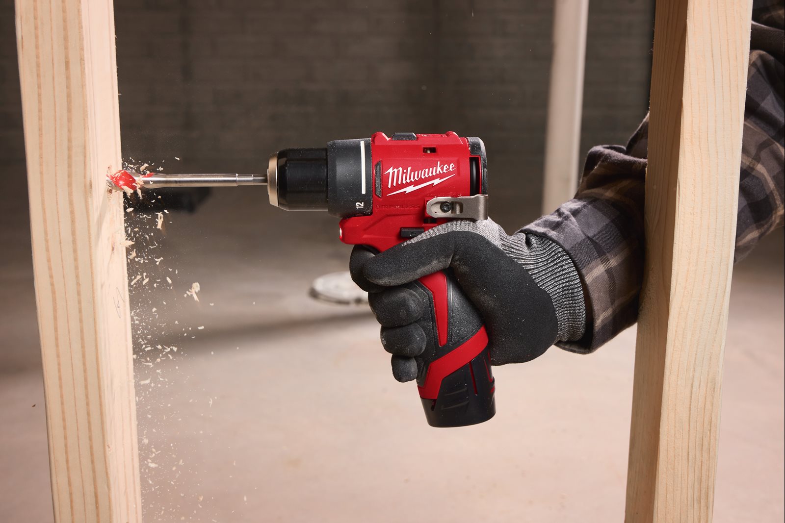 Mașină compactă de găurit, fără perii M12 Milwaukee M12 BLDDRC-0 - in utilizare 4