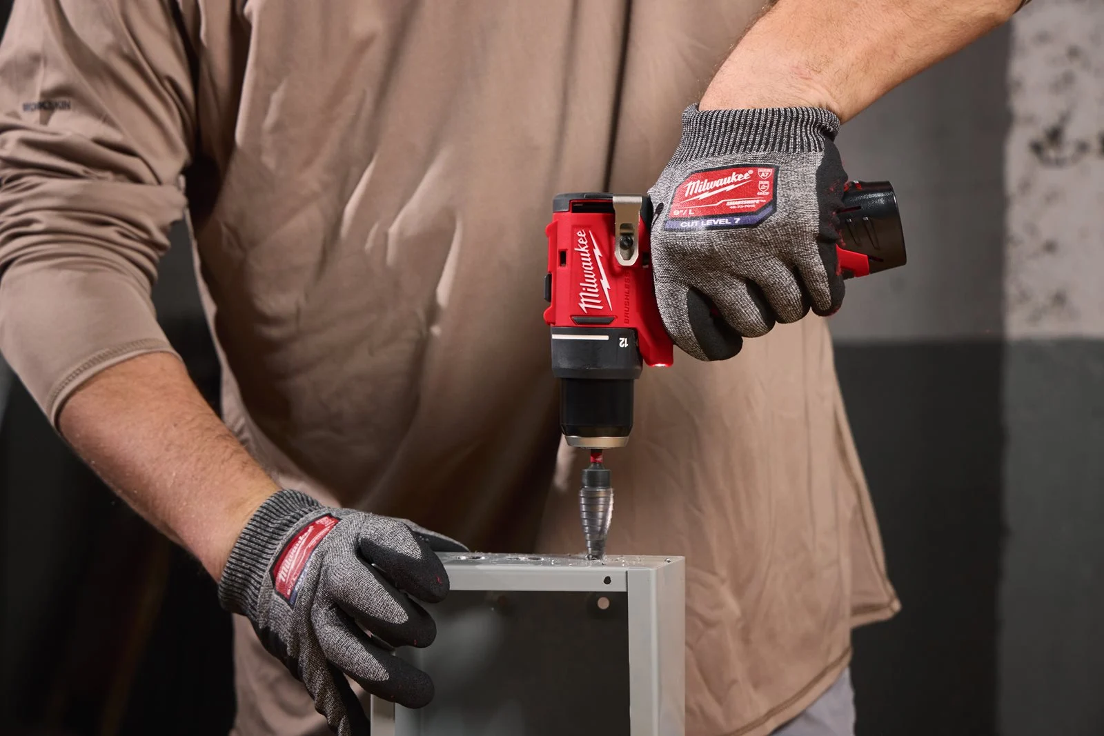 Mașină compactă de găurit, fără perii M12 Milwaukee M12 BLDDRC-0 - in utilizare 5