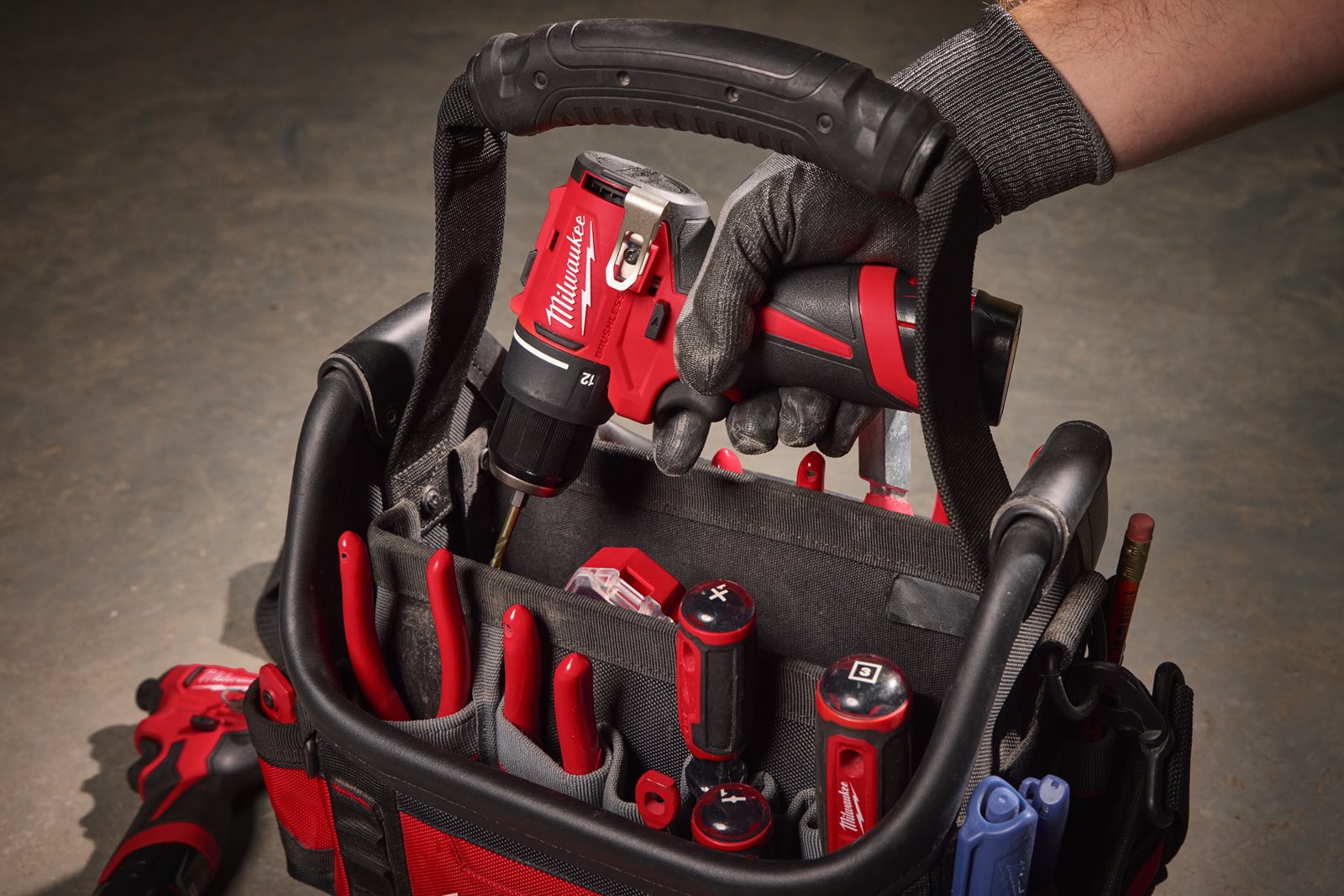 Mașină compactă de găurit, fără perii M12 Milwaukee M12 BLDDRC-0 - in utilizare 6