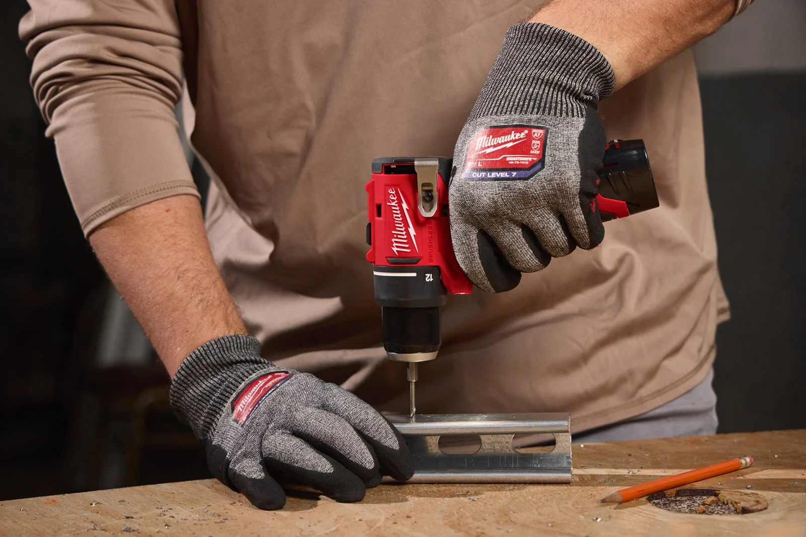 Mașină compactă de găurit, fără perii M12 Milwaukee M12 BLDDRC-0 - in utilizare 8