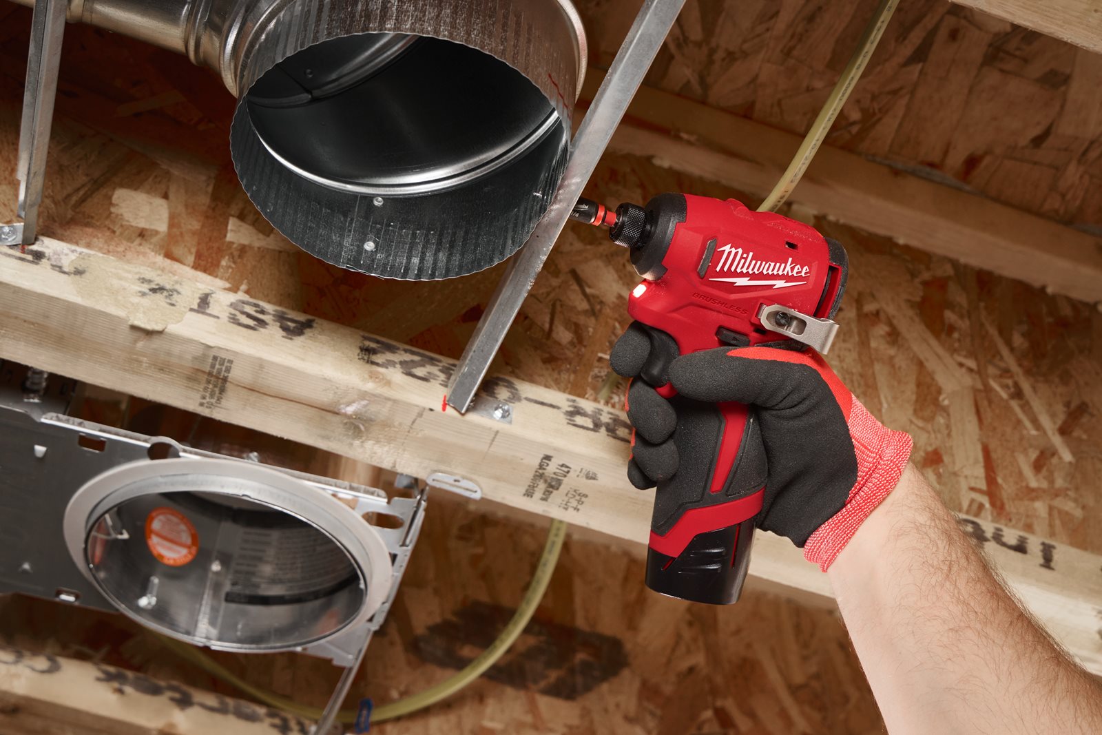 Mașină de înșurubat compactă cu impact, fără perii M12 Milwaukee M12 BLIDRC-0 - in utilizare 1