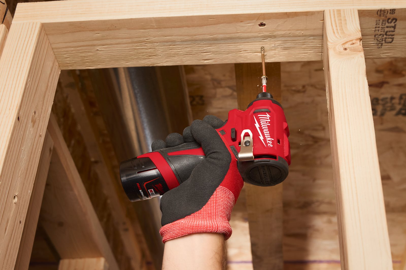 Mașină de înșurubat compactă cu impact, fără perii M12 Milwaukee M12 BLIDRC-0 - in utilizare 2