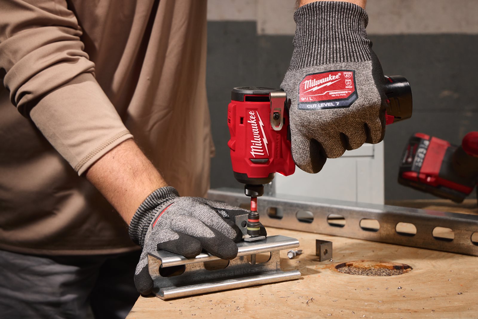 Mașină de înșurubat compactă cu impact, fără perii M12 Milwaukee M12 BLIDRC-0 - in utilizare 3