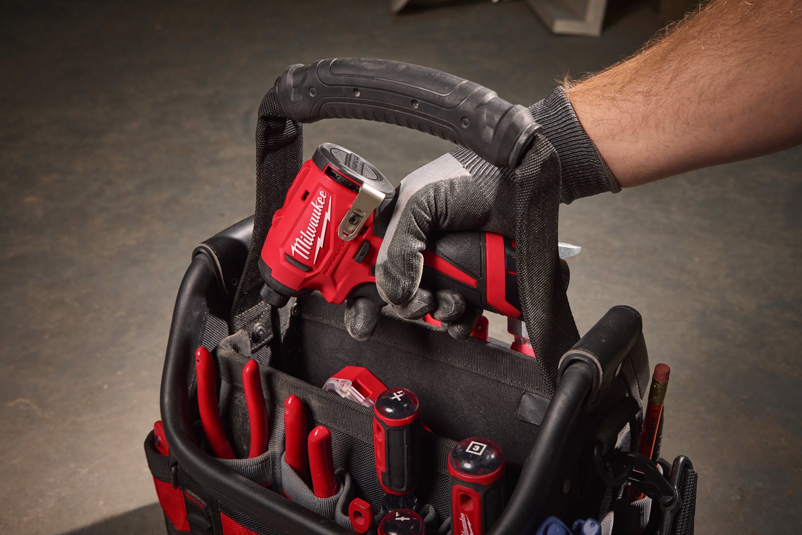 Mașină de înșurubat compactă cu impact, fără perii M12 Milwaukee M12 BLIDRC-0 - in utilizare 5