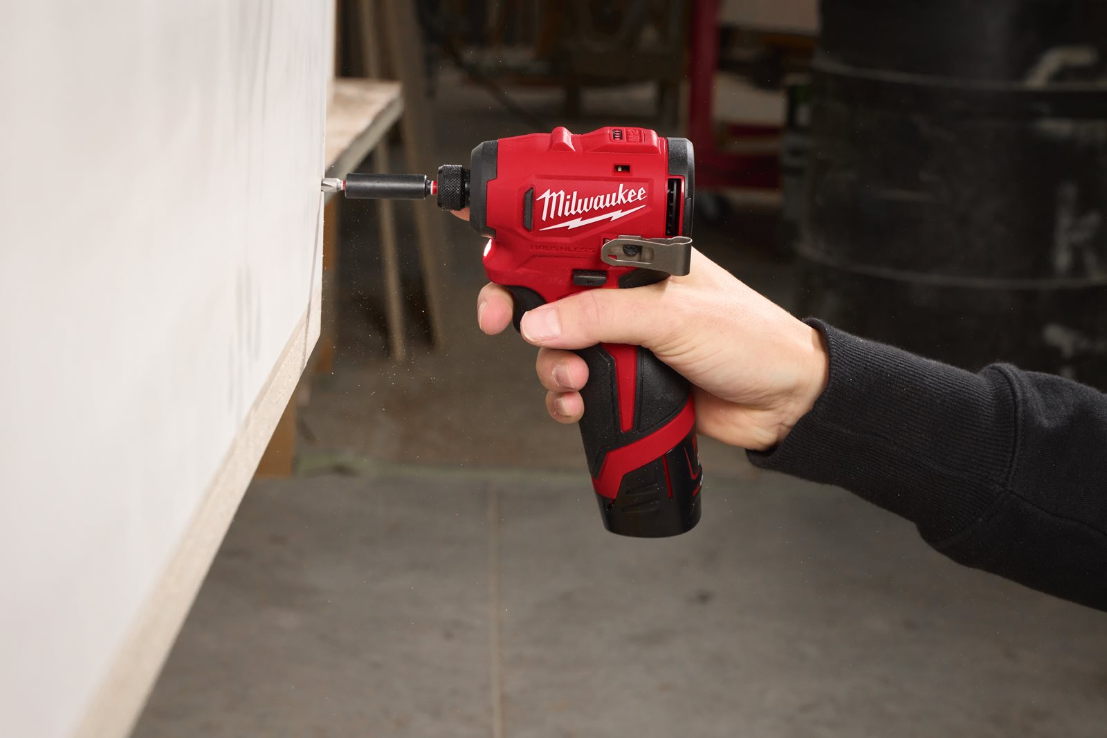 Mașină de înșurubat compactă cu impact, fără perii M12 Milwaukee M12 BLIDRC-0 - in utilizare 6