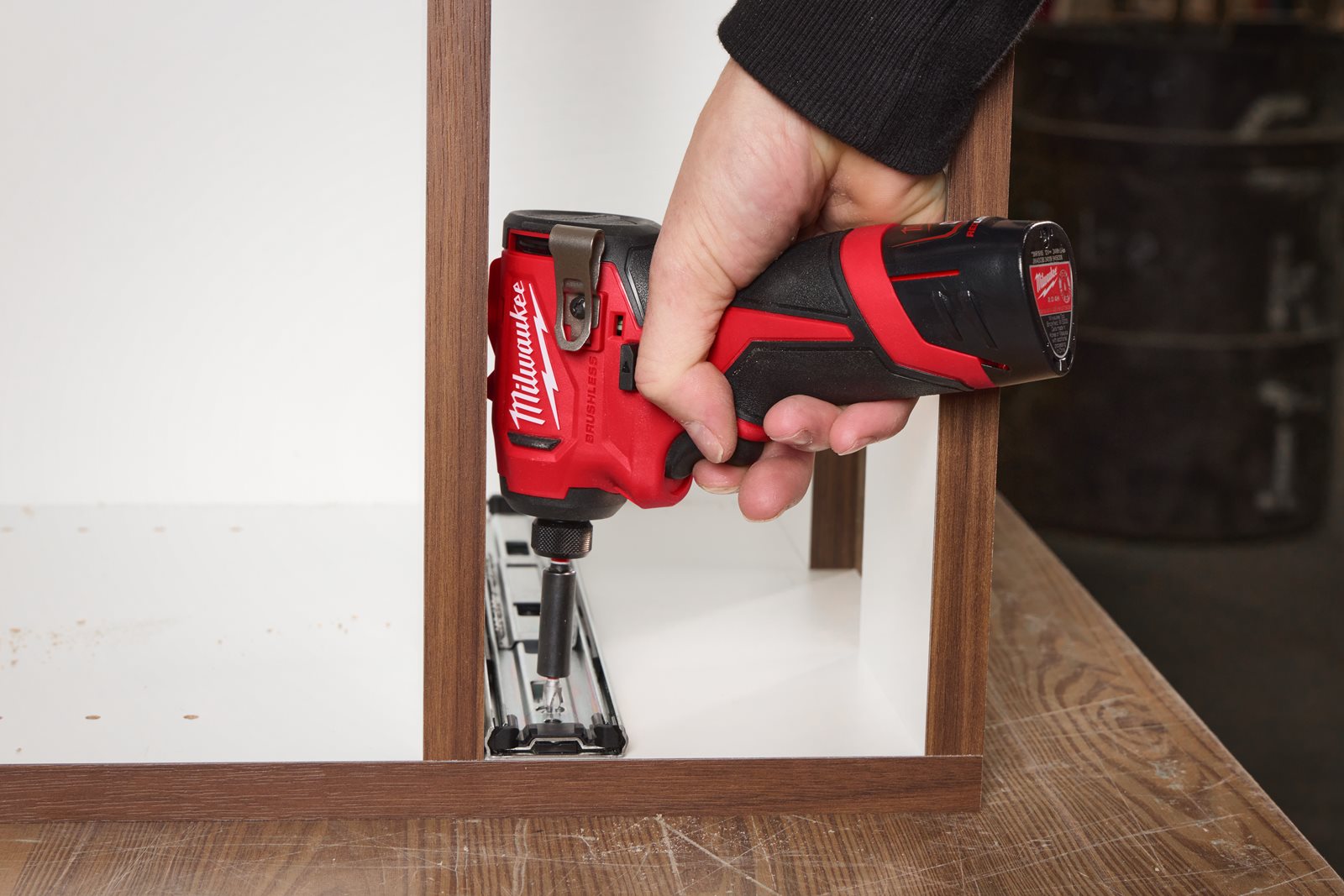 Mașină de înșurubat compactă cu impact, fără perii M12 Milwaukee M12 BLIDRC-0 - in utilizare 7