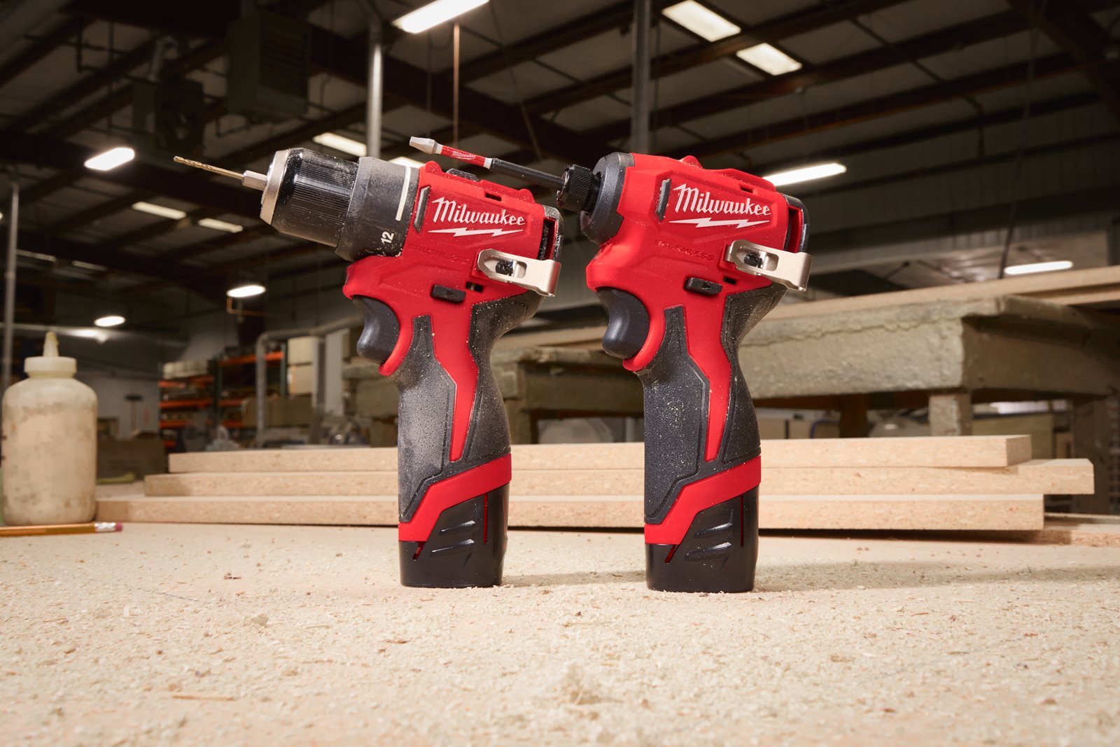 Mașină de înșurubat compactă cu impact, fără perii M12 Milwaukee M12 BLIDRC-0 - in utilizare 8