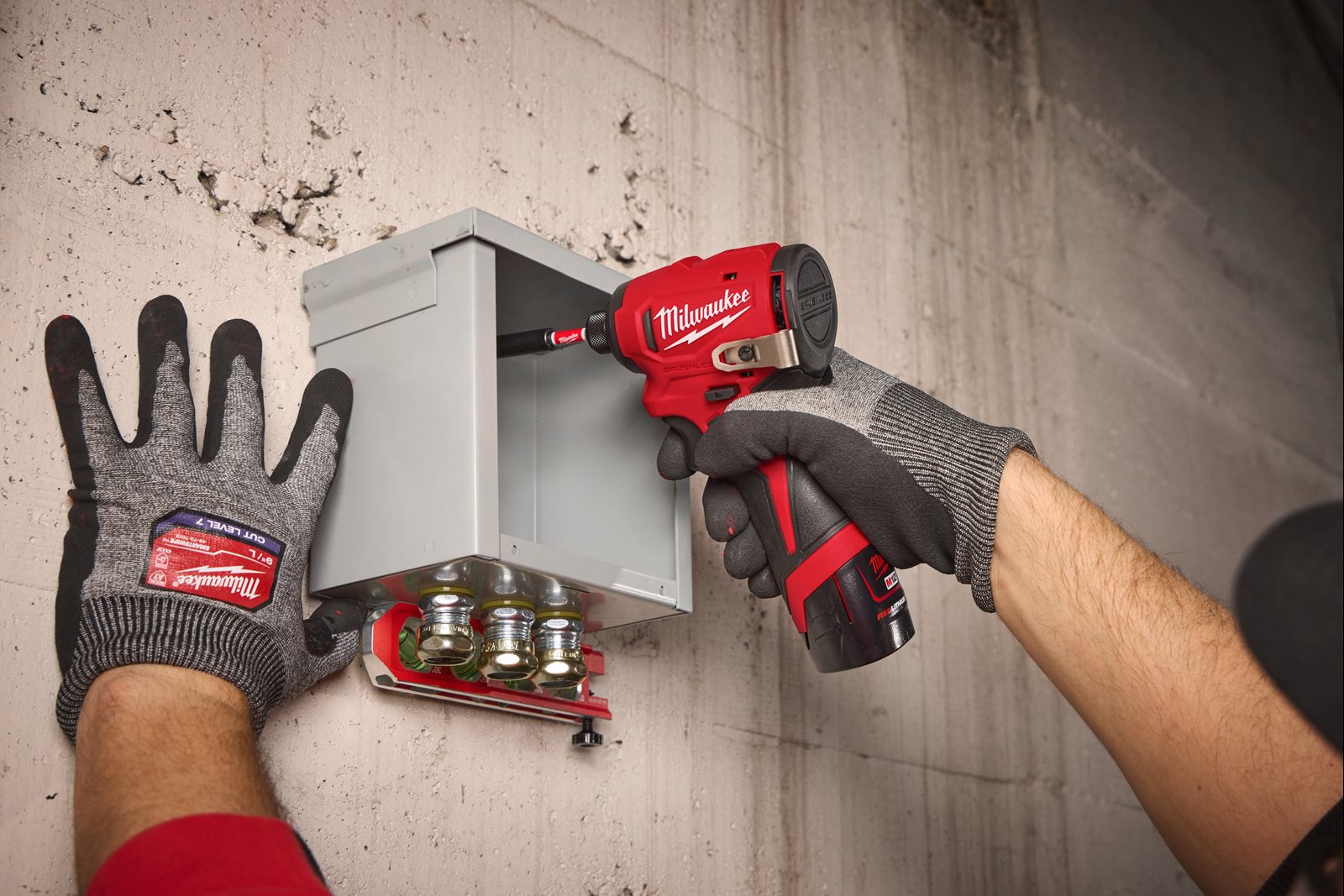Set scule fără perii M12 Milwaukee M12 BLPP2D-202B - in utilizare 2