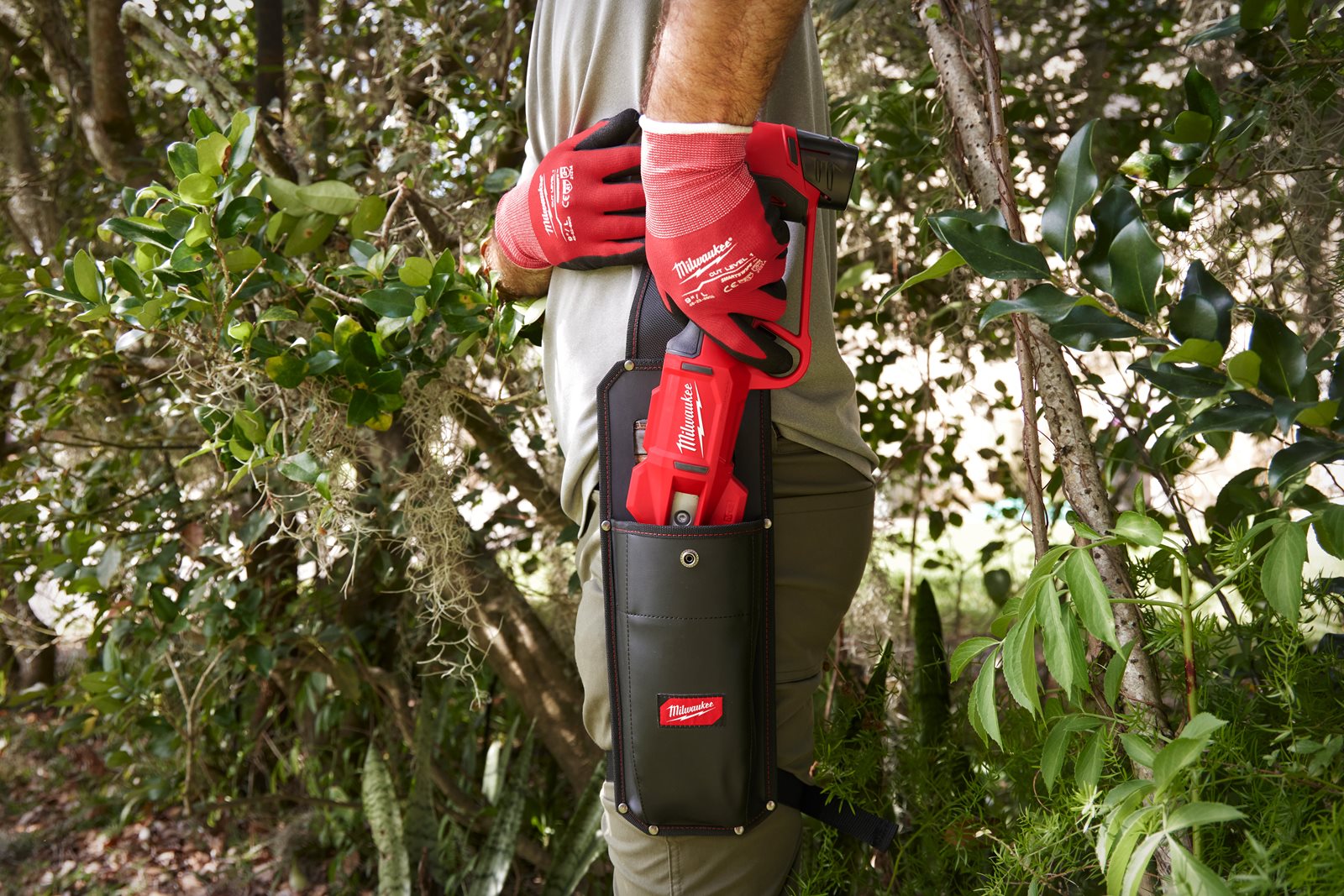 Foarfecă de tăiere fără perii M12 Milwaukee M12 BLPRS-0 - in utilizare 2