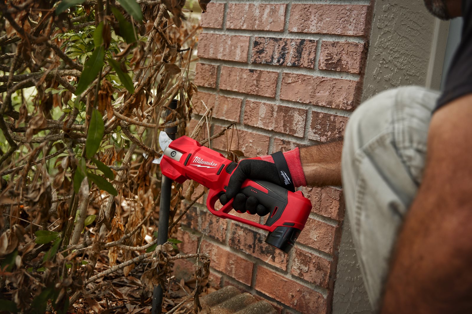 Foarfecă de tăiere fără perii M12 Milwaukee M12 BLPRS-0 - in utilizare 4