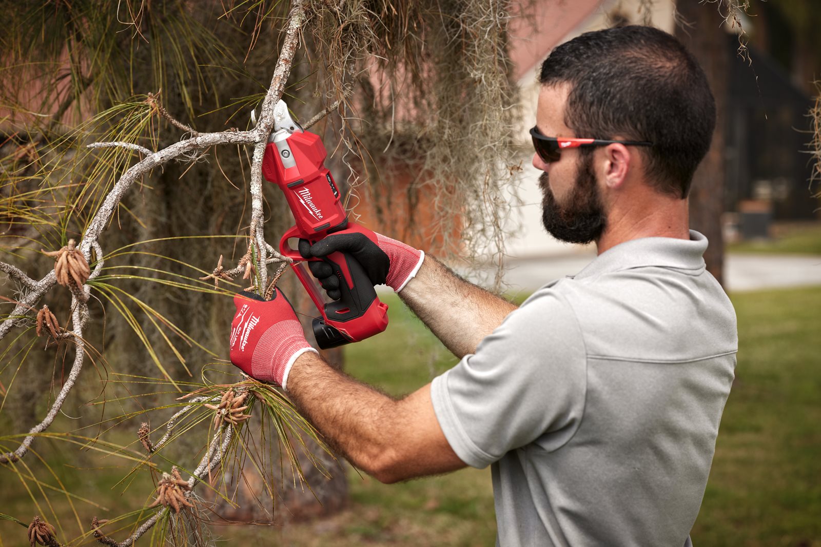 Foarfecă de tăiere fără perii M12 Milwaukee M12 BLPRS-0 - in utilizare 6