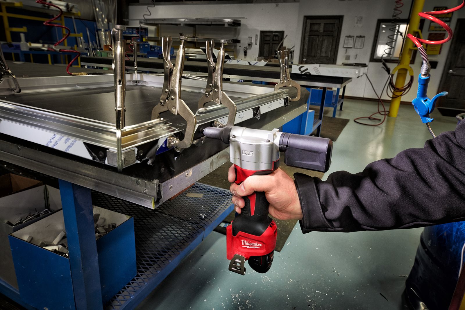 Pistol pentru nituit M12 subcompact Milwaukee M12 BPRT-0 - in utilizare 1