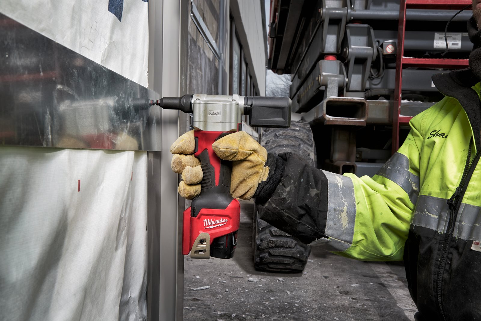 Pistol pentru nituit M12 subcompact Milwaukee M12 BPRT-0 - in utilizare 2