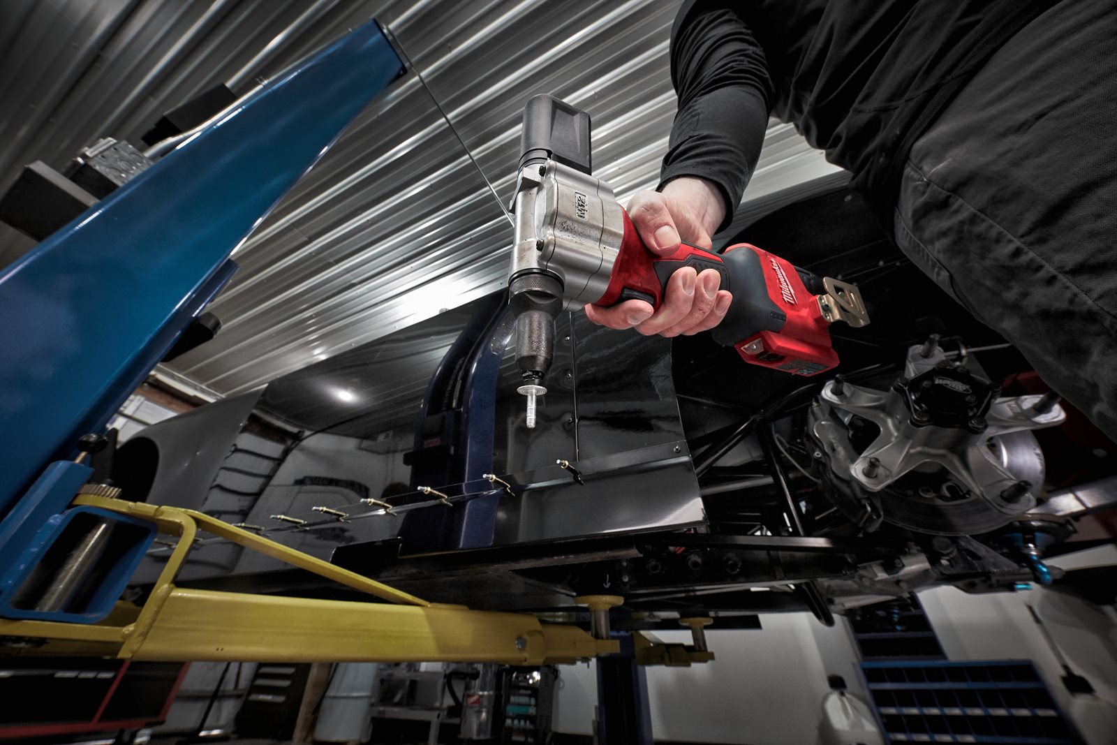 Pistol pentru nituit M12 subcompact Milwaukee M12 BPRT-0 - in utilizare 3