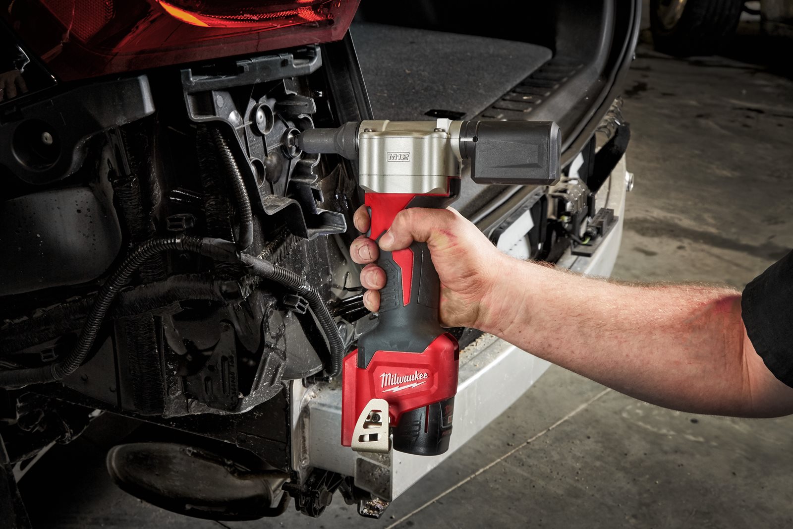 Pistol pentru nituit M12 subcompact Milwaukee M12 BPRT-0 - in utilizare 4