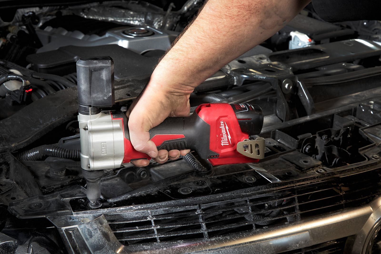 Pistol pentru nituit M12 subcompact Milwaukee M12 BPRT-0 - in utilizare 5
