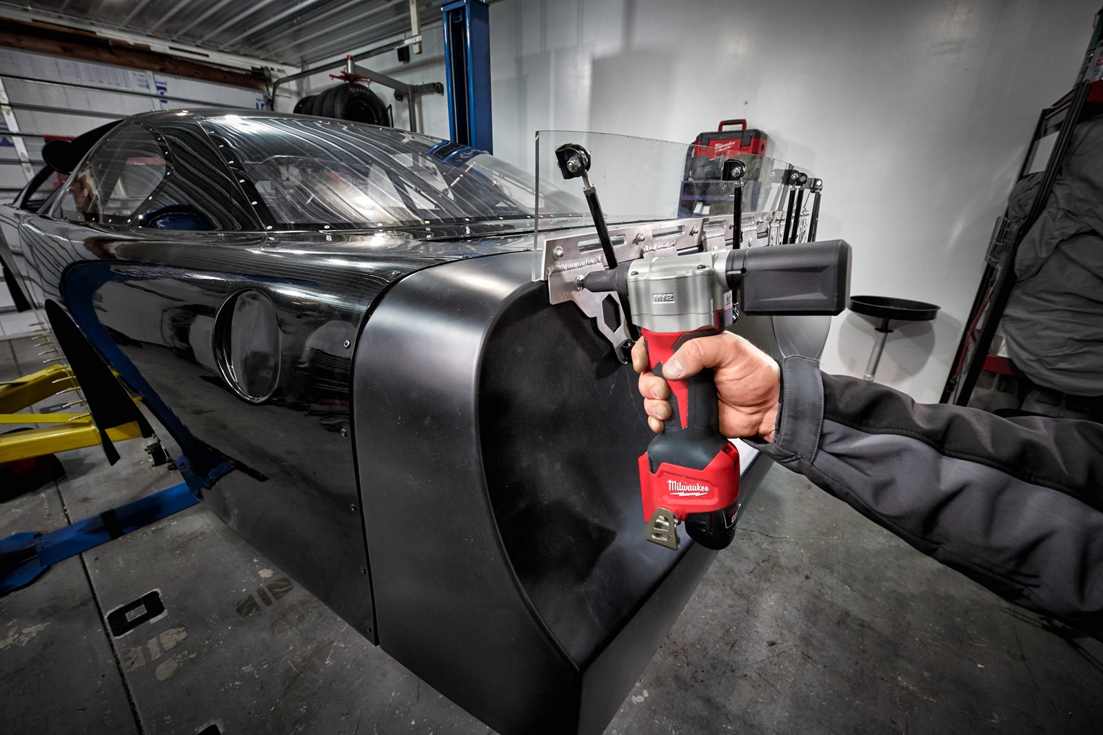 Pistol pentru nituit M12 subcompact Milwaukee M12 BPRT-0 - in utilizare 6