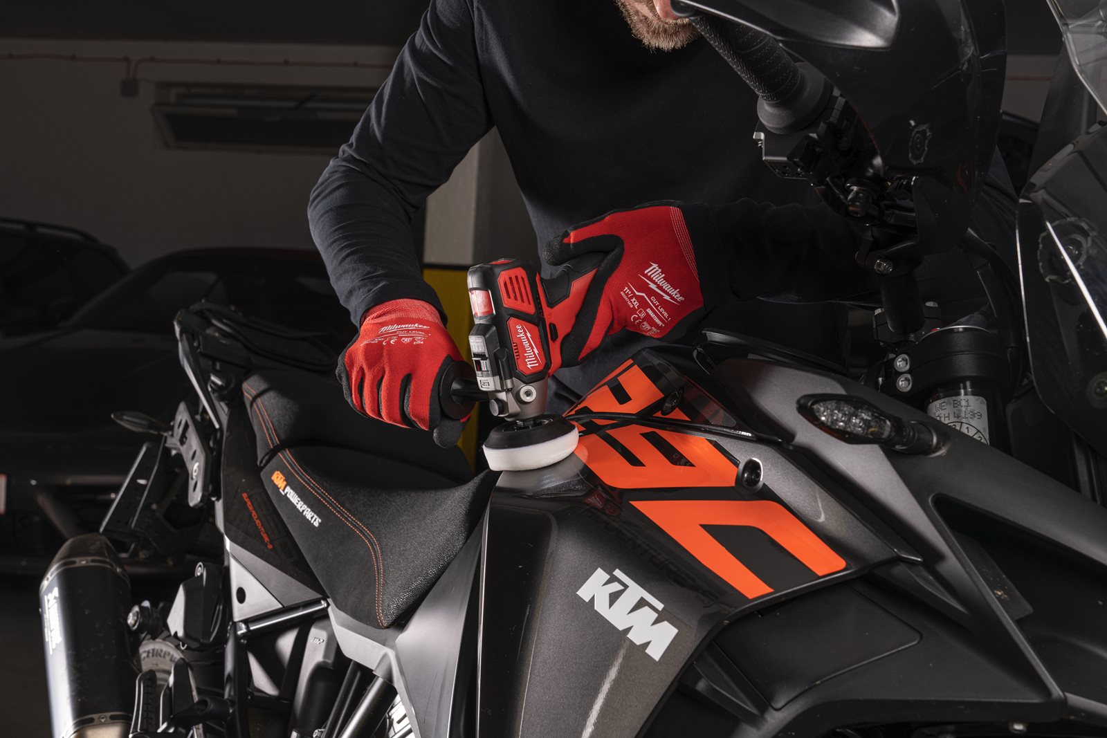 Mașină lustruit/șlefuit M12 subcompactă Milwaukee M12 BPS-0 - in utilizare 7