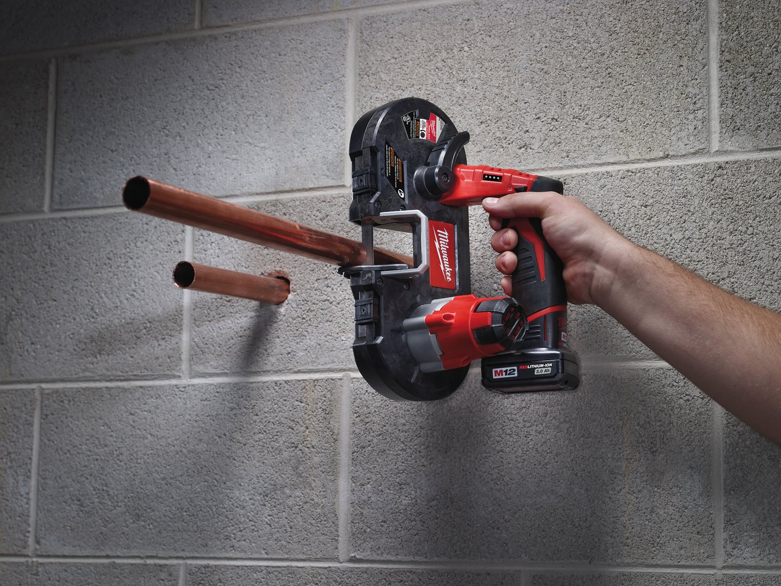 Fierăstrău cu bandă pentru metal M12 subcompact Milwaukee M12 BS-0 - in utilizare 4