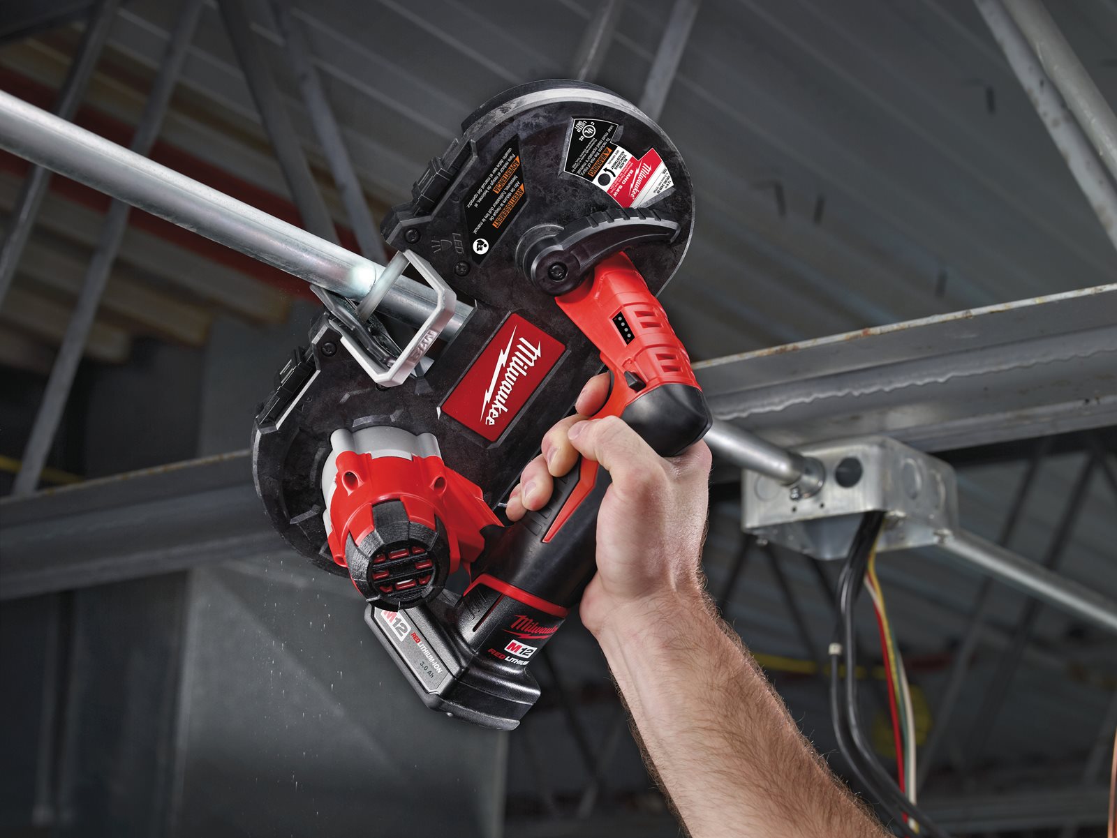 Fierăstrău cu bandă pentru metal M12 subcompact Milwaukee M12 BS-0 - in utilizare 3