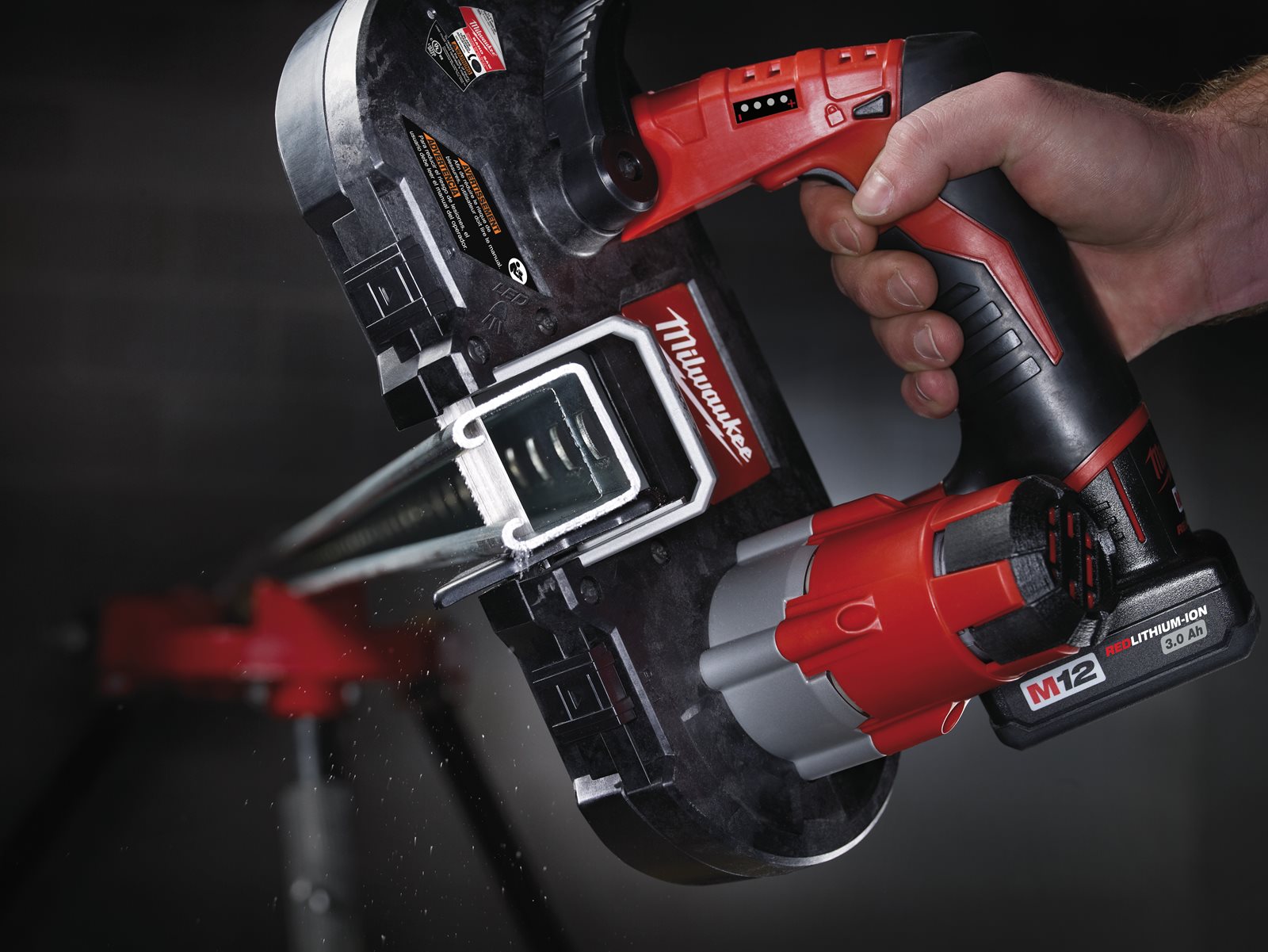 Fierăstrău cu bandă pentru metal M12 subcompact Milwaukee M12 BS-0 - in utilizare 5