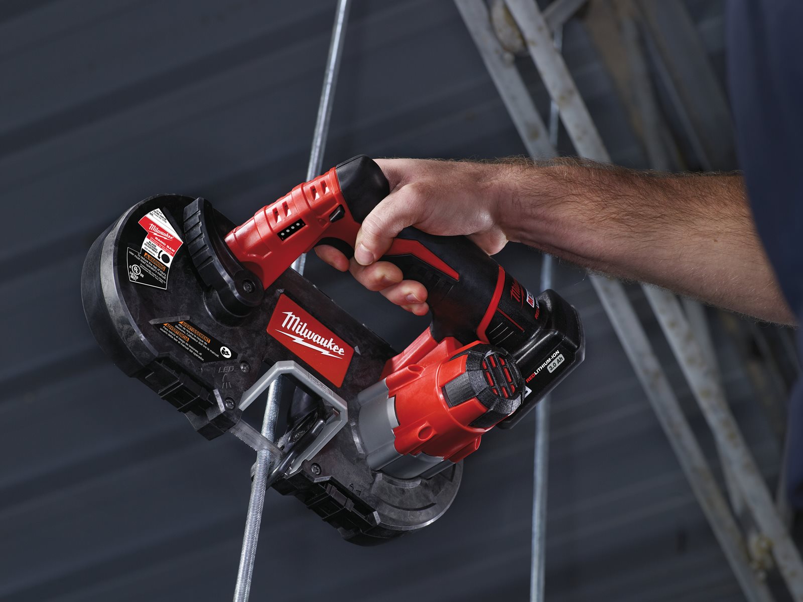 Fierăstrău cu bandă pentru metal M12 subcompact Milwaukee M12 BS-0 - in utilizare 2