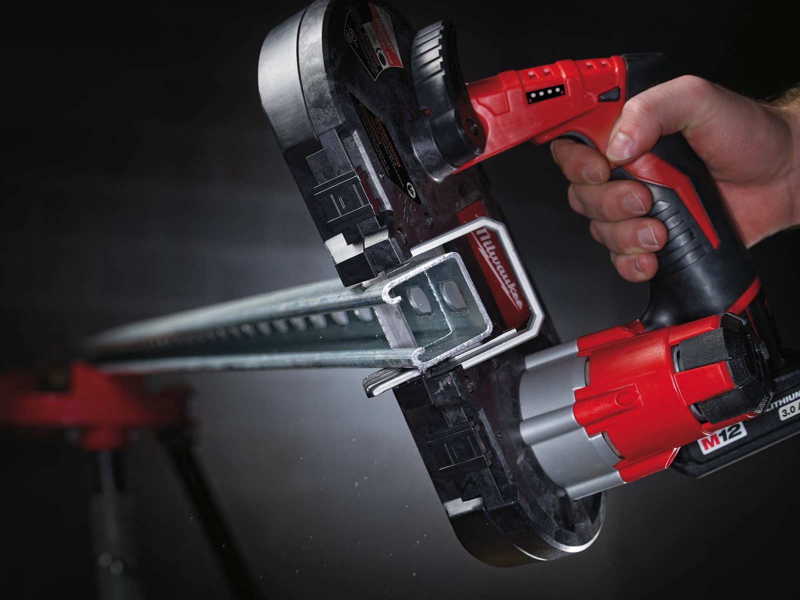 Fierăstrău cu bandă pentru metal M12 subcompact Milwaukee M12 BS-0 - in utilizare 1