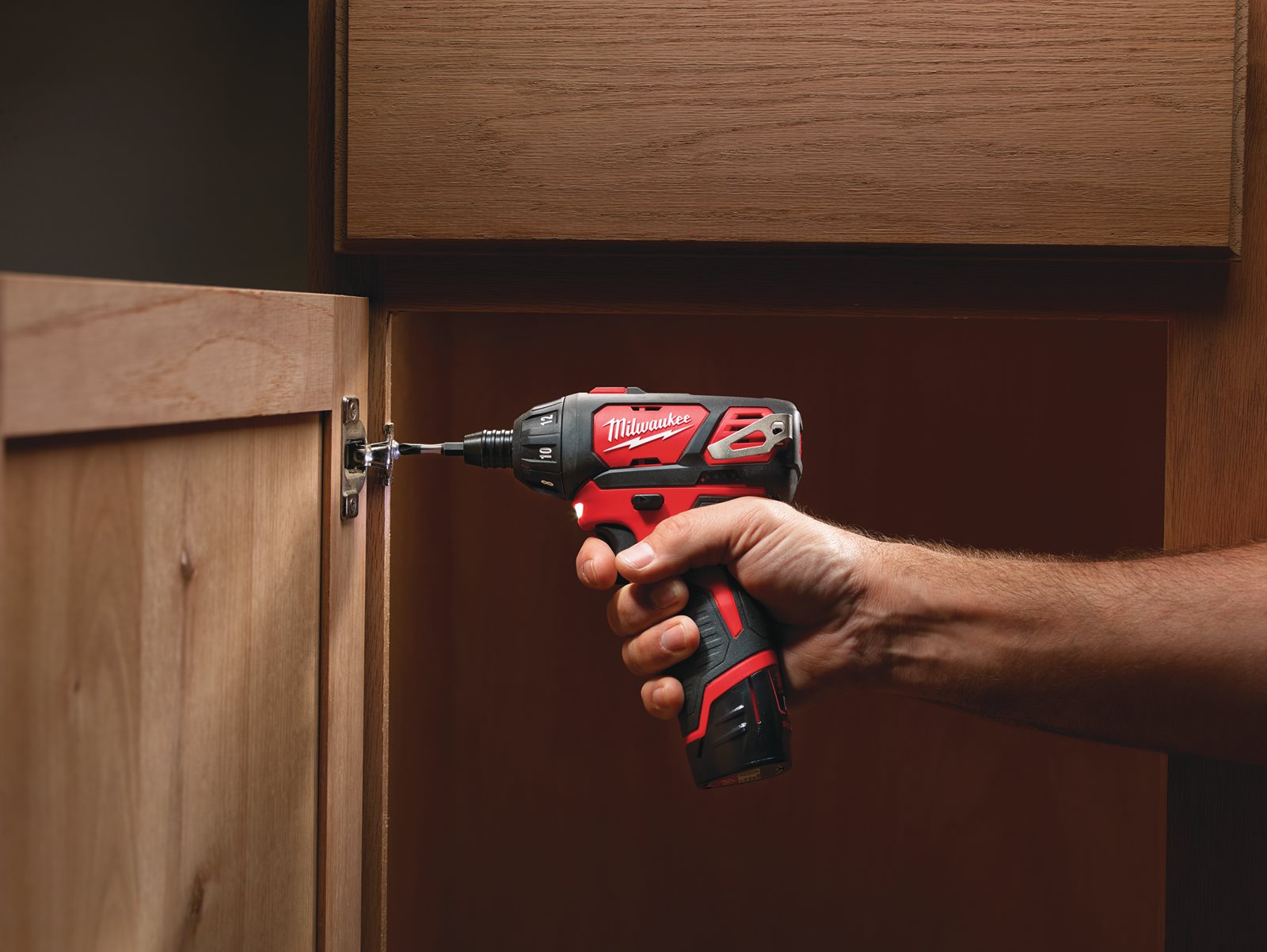 Mașină de înșurubat M12 subcompactă cu o viteză Milwaukee M12 BSD-0 - in utilizare 1