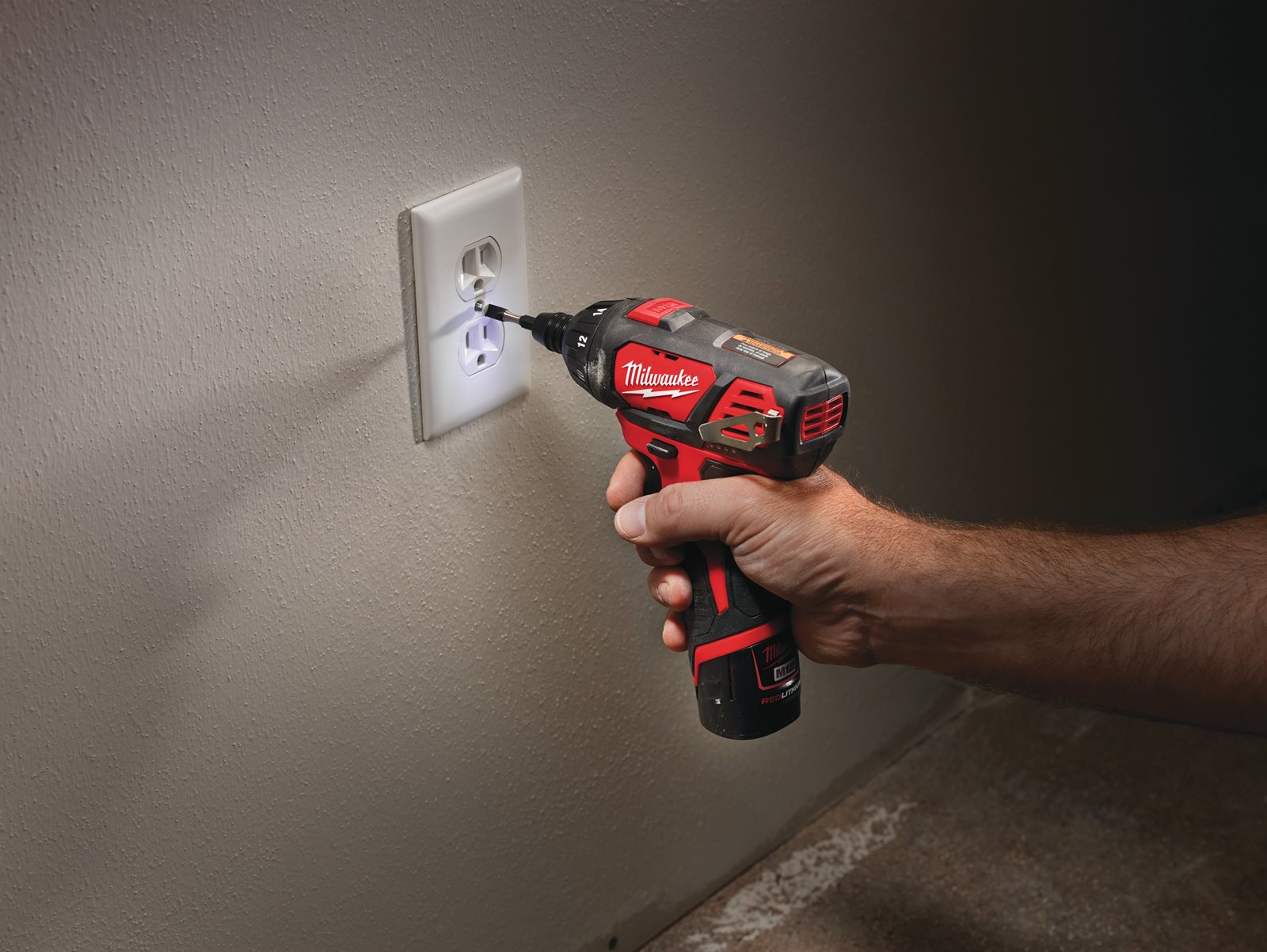 Mașină de înșurubat M12 subcompactă cu o viteză Milwaukee M12 BSD-0 - in utilizare 2