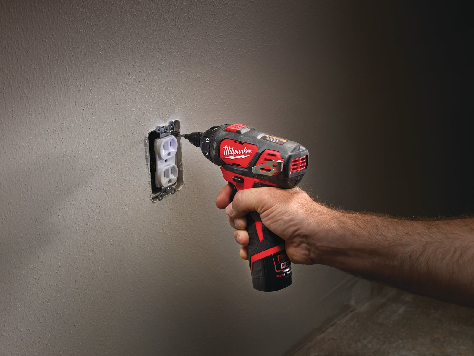 Mașină de înșurubat M12 subcompactă cu o viteză Milwaukee M12 BSD-0 - in utilizare 3