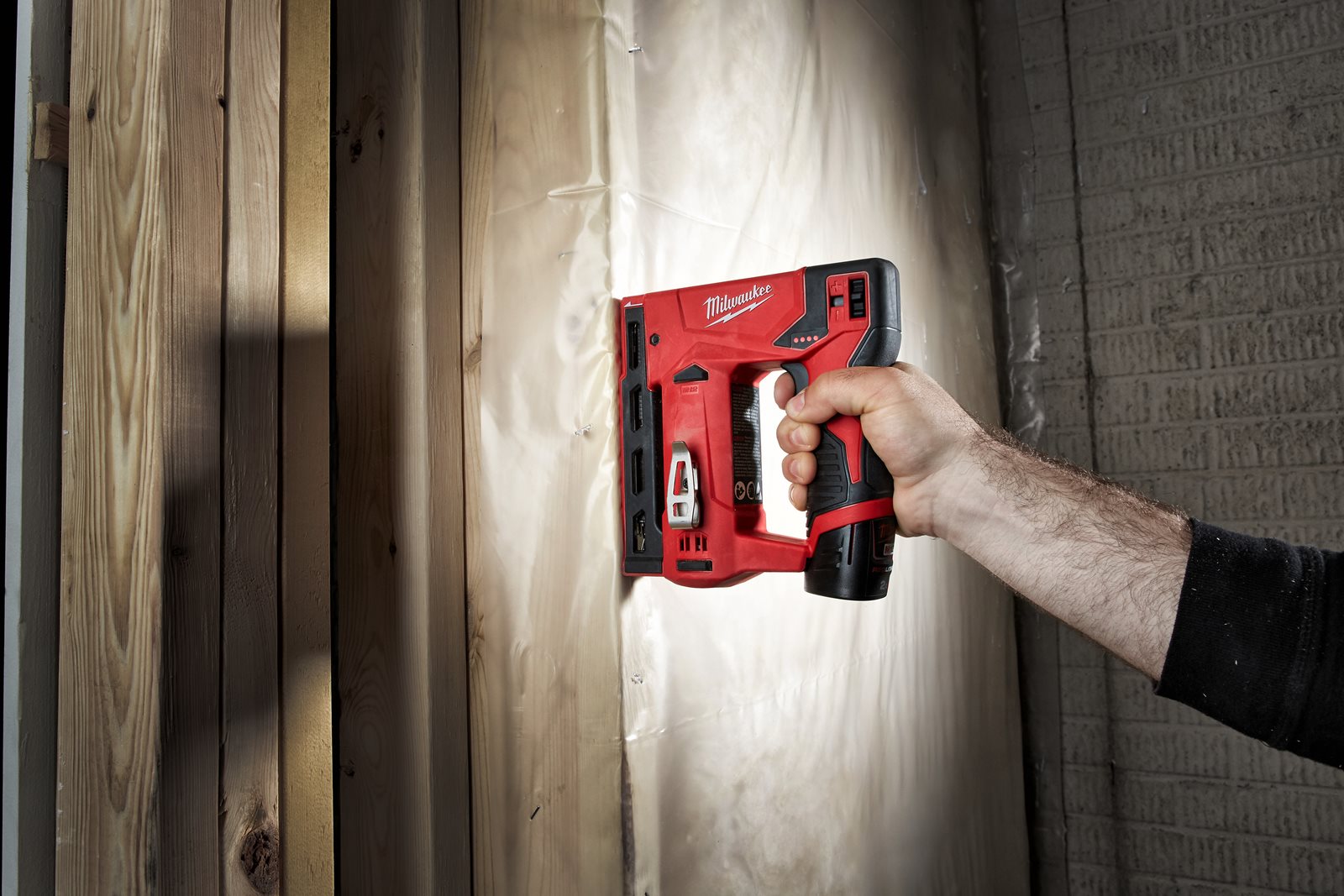Capsator M12 subcompact Milwaukee M12 BST-0 - in utilizare 3