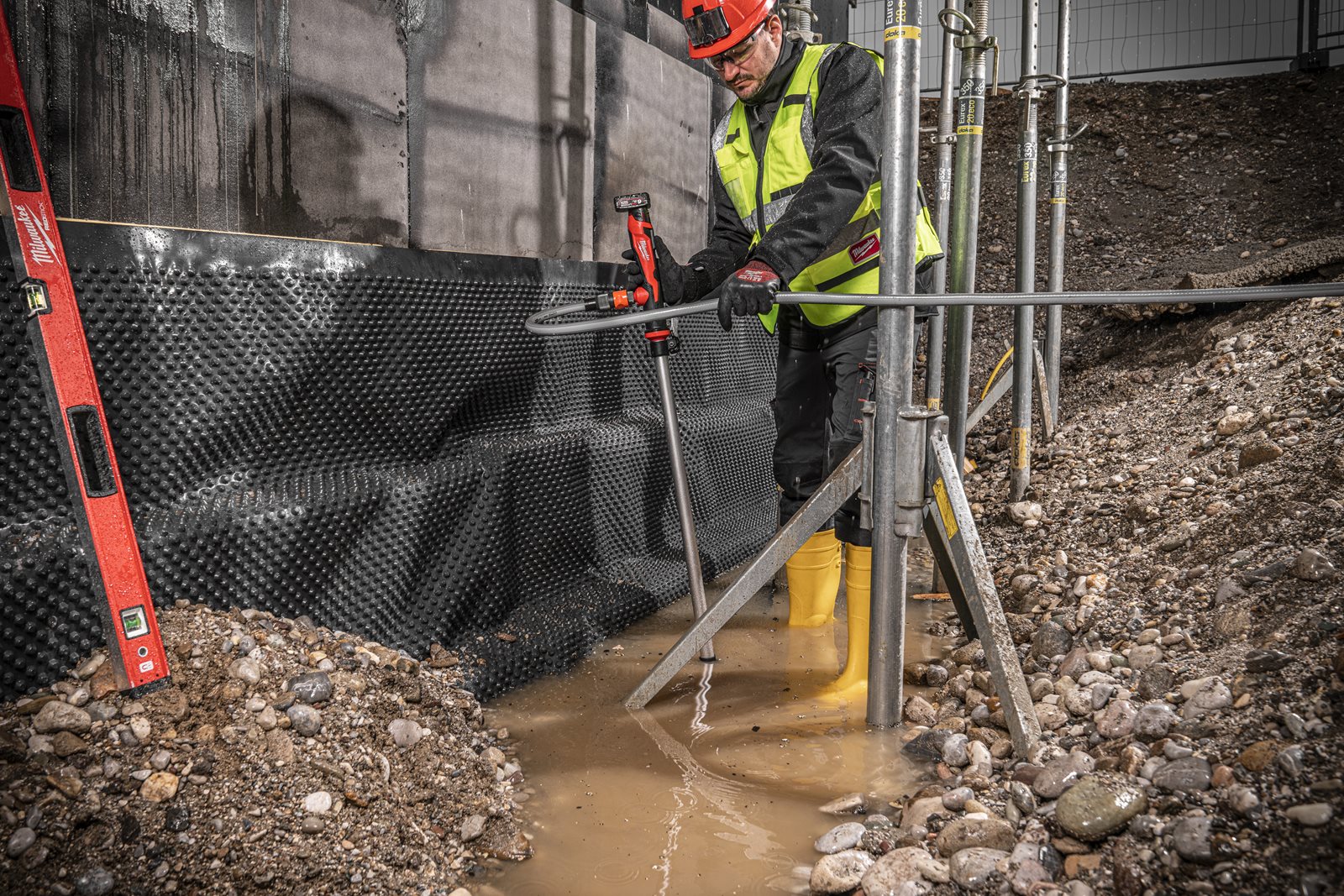 Pompă de apă cu perii M12 HYDROPASS Milwaukee M12 BSWP-0 - in utilizare 1