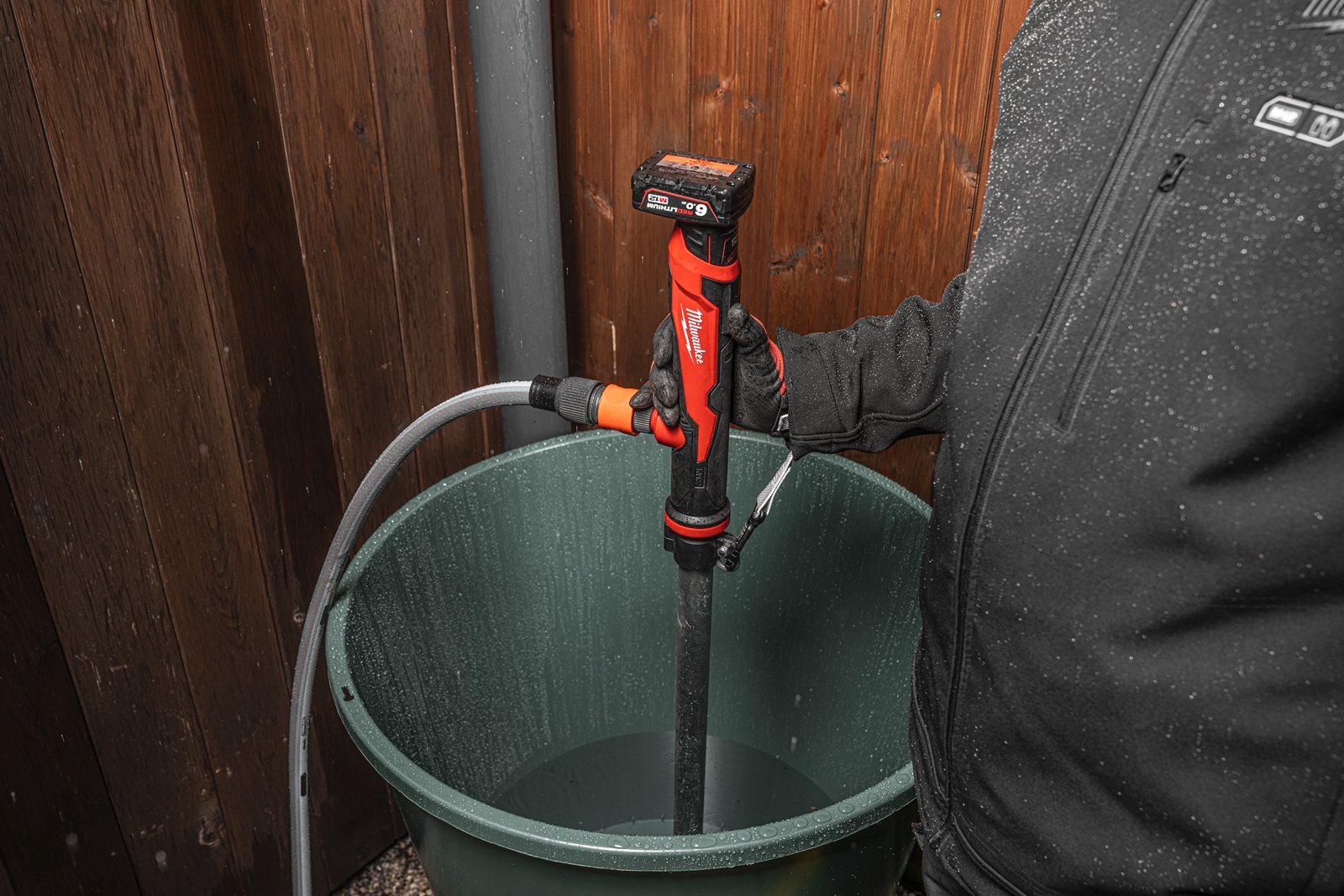 Pompă de apă cu perii M12 HYDROPASS Milwaukee M12 BSWP-0 - in utilizare 15