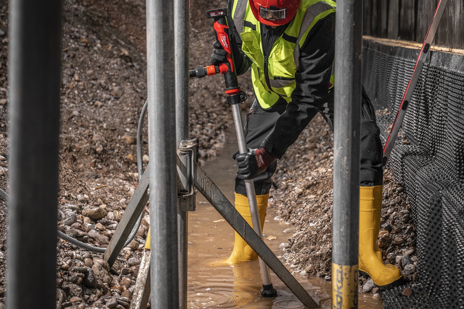 Pompă de apă cu perii M12 HYDROPASS Milwaukee M12 BSWP-0 - in utilizare 2