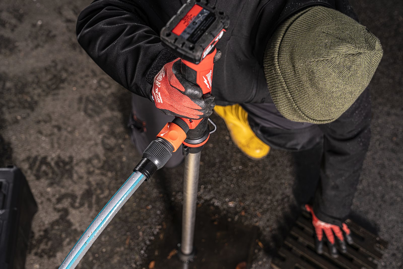 Pompă de apă cu perii M12 HYDROPASS Milwaukee M12 BSWP-0 - in utilizare 4