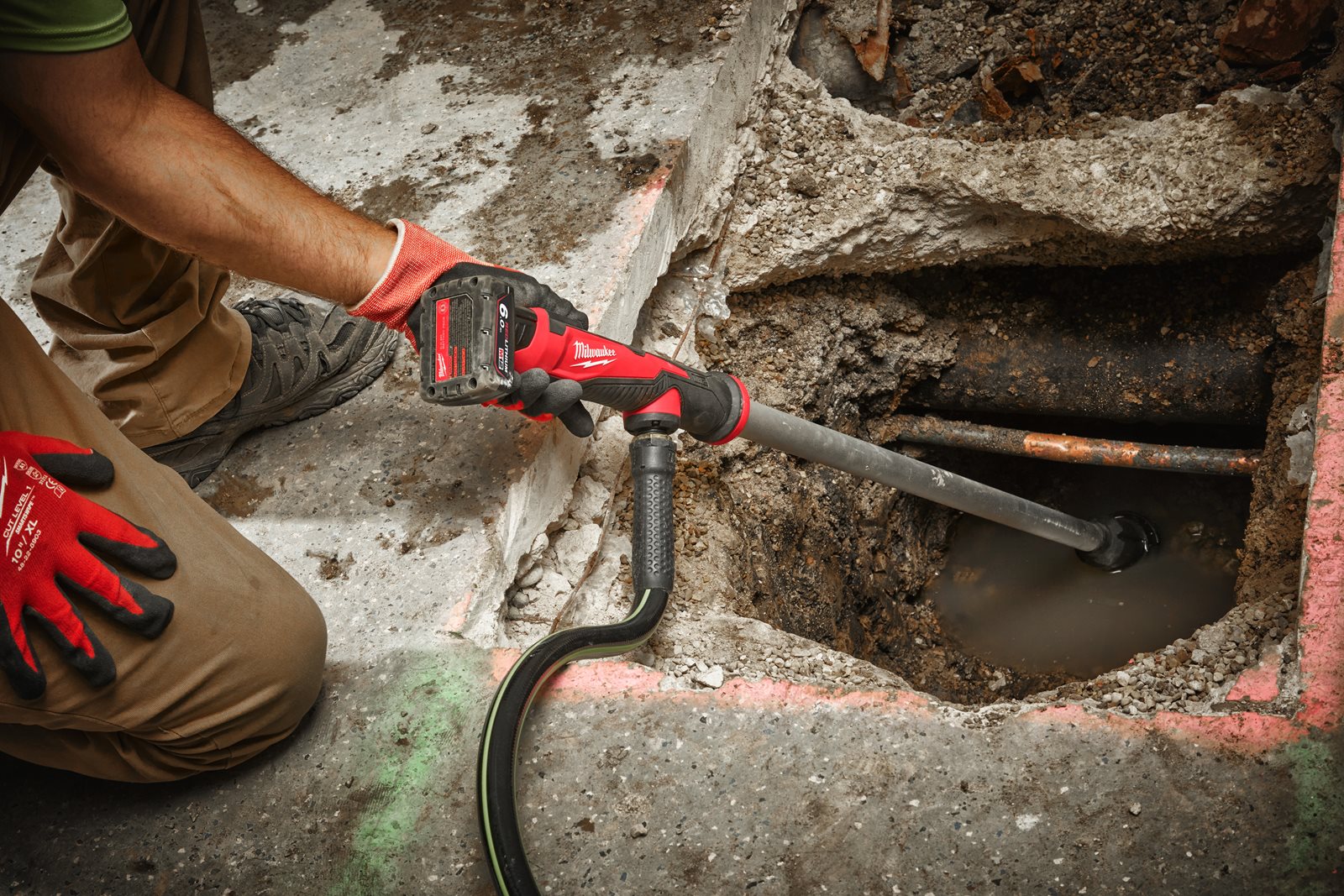 Pompă de apă cu perii M12 HYDROPASS Milwaukee M12 BSWP-0 - in utilizare 9